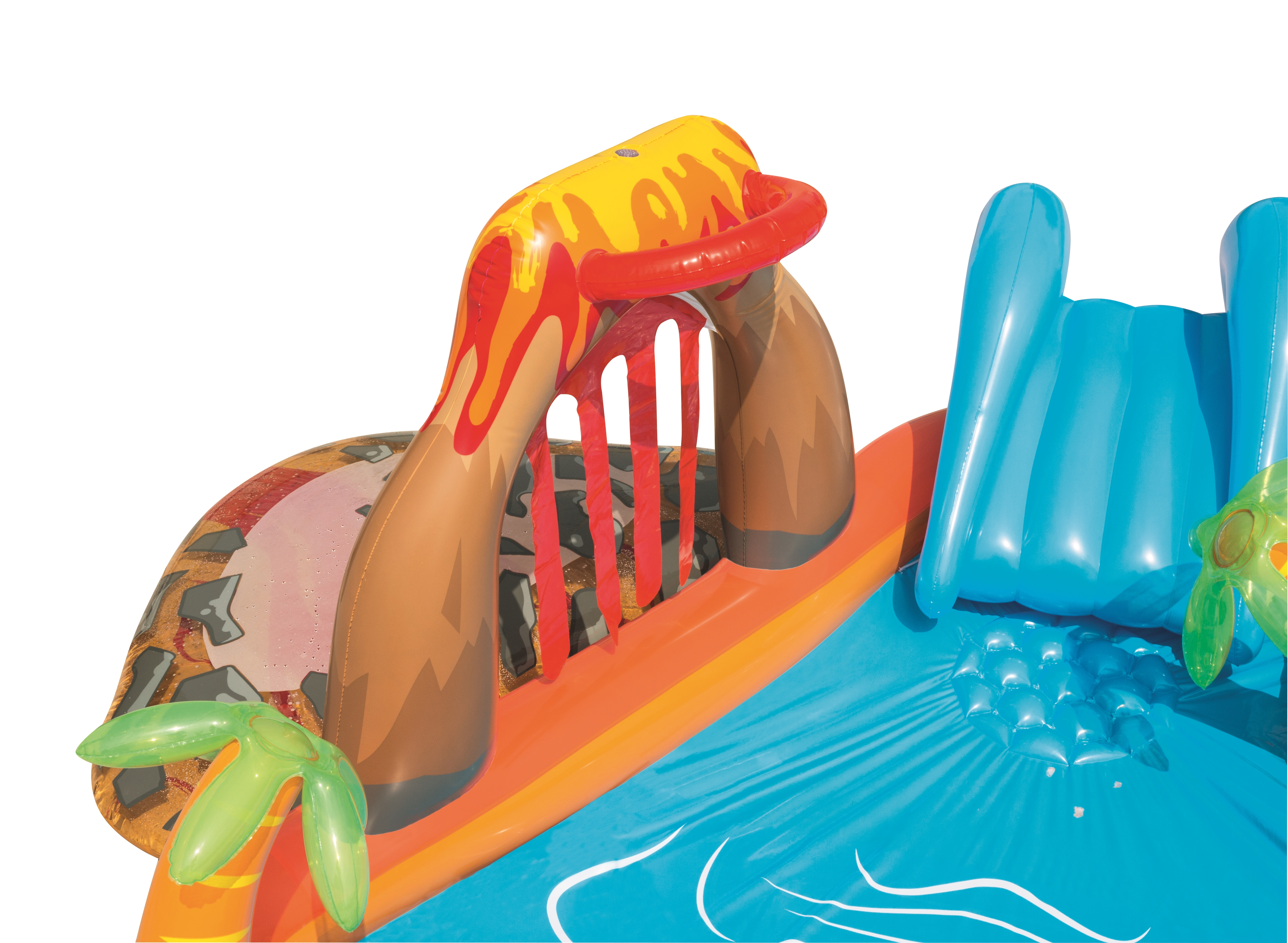 Nadmuchiwany park wodny z konstrukcją w kształcie wulkanu i niebieską zjeżdżalnią. Zawiera palmę i atrakcje wodne.