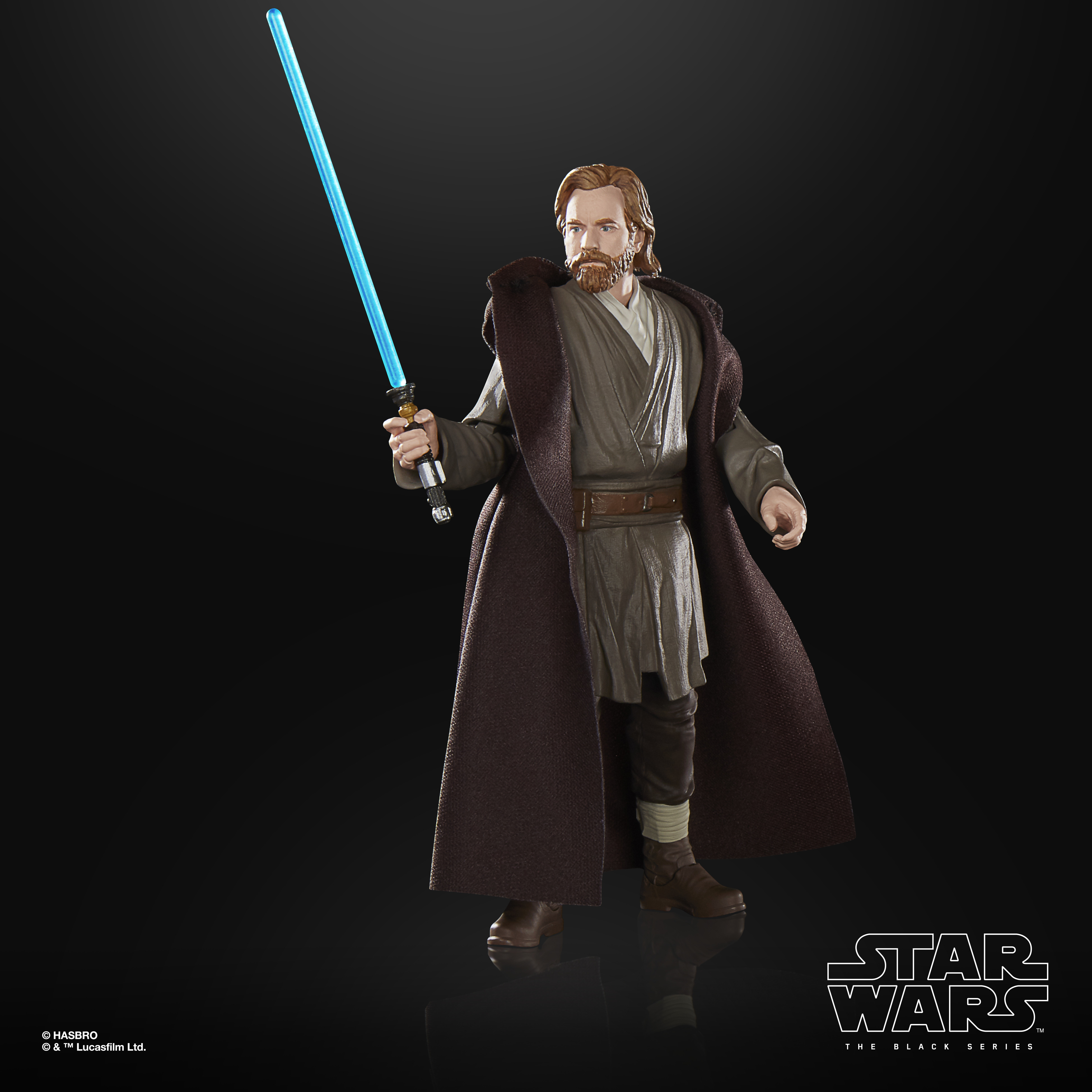 Figura di Obi-Wan Kenobi con una spada laser blu. Indossa abiti marroni e un mantello scuro su sfondo nero.