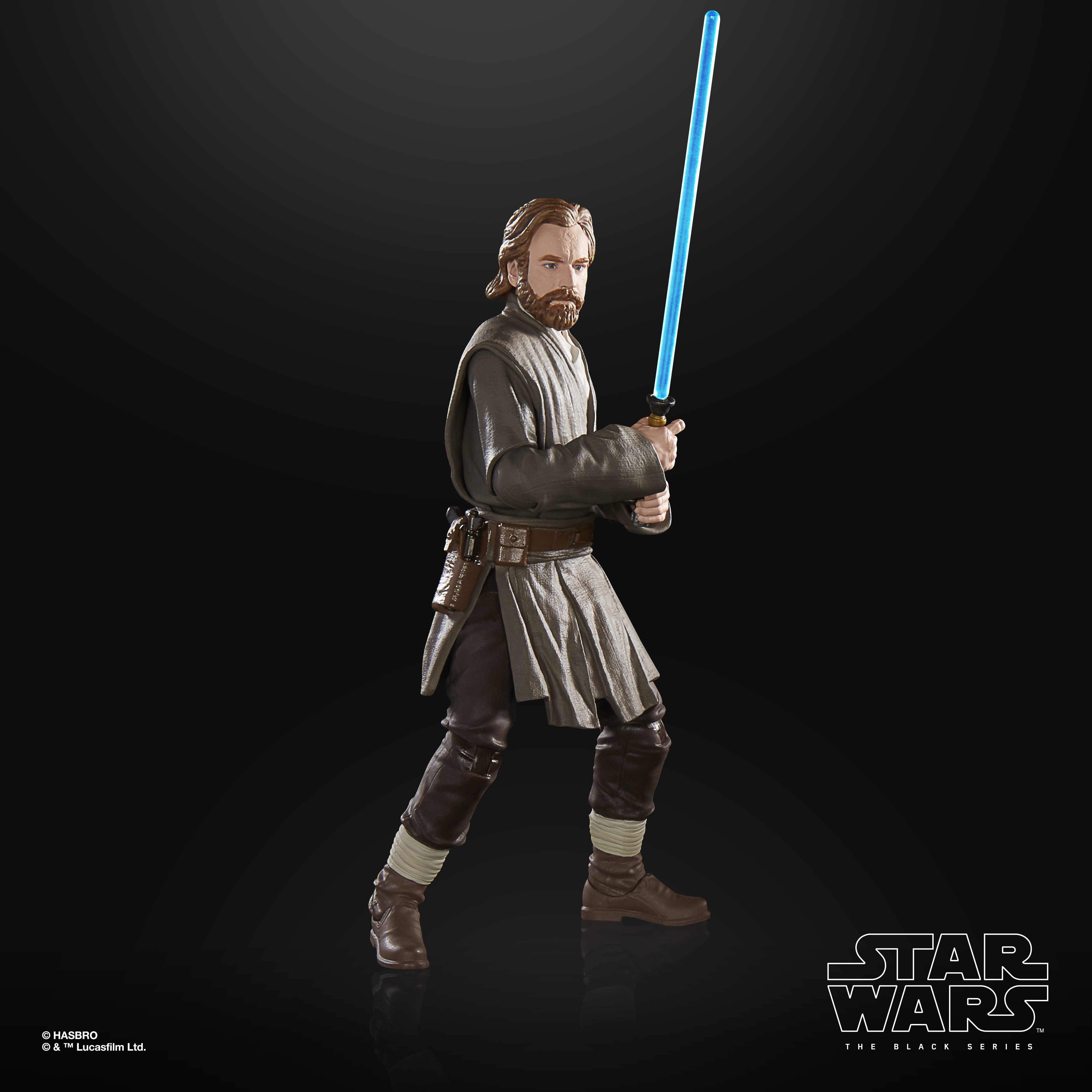 Figura di Obi-Wan Kenobi con una spada laser blu. Indossa abiti marroni su sfondo nero.