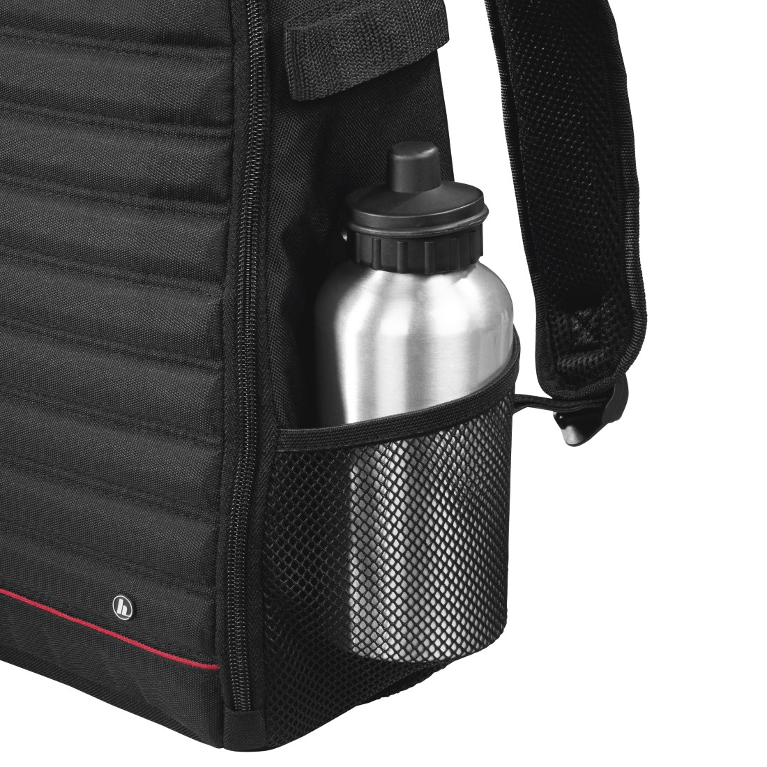 Schwarzer Rucksack mit einer Wasserflasche in einer Seitentasche. Roter Besatz. Silberne Wasserflasche mit schwarzem Deckel.