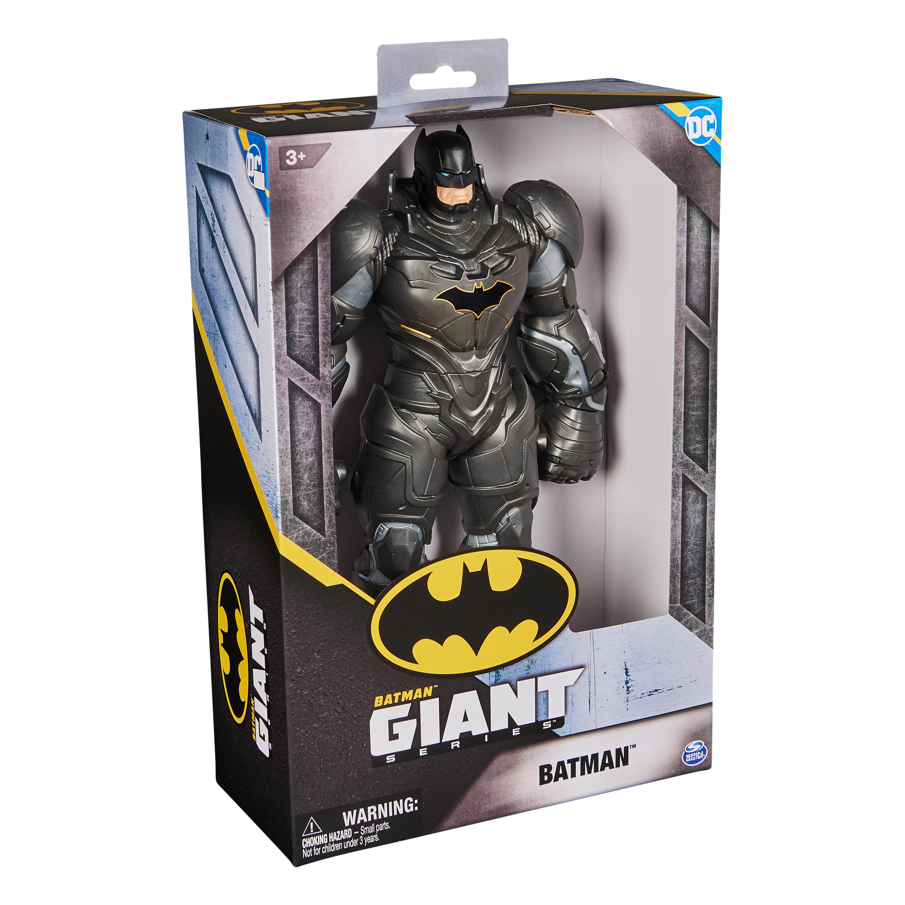 Una figura de acción de Batman en una caja. Es un juguete de la serie gigante, con una combinación de colores negro y gris.