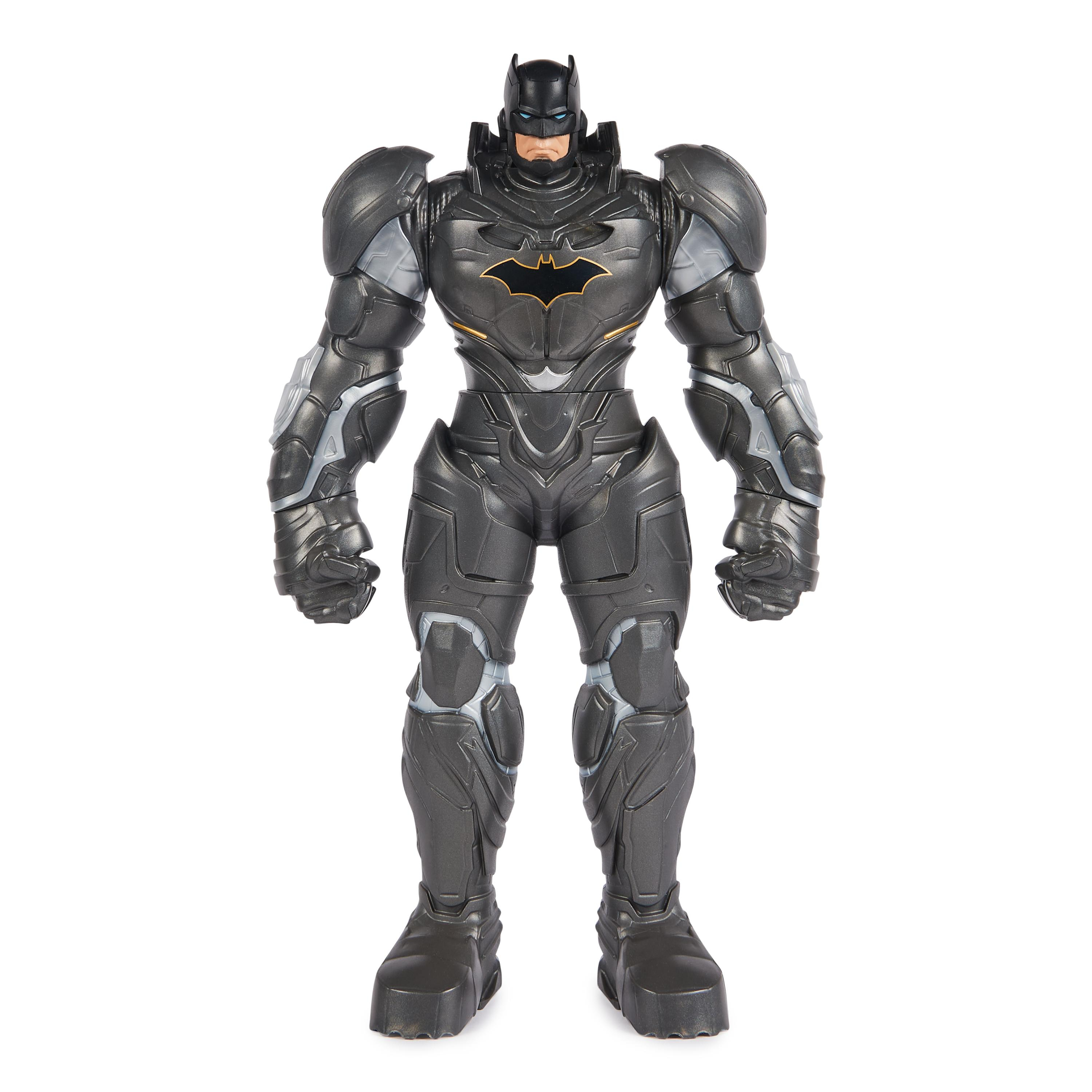 Una figura de acción de Batman con armadura está de pie mirando hacia adelante. Es gris y negro con un símbolo de murciélago.
