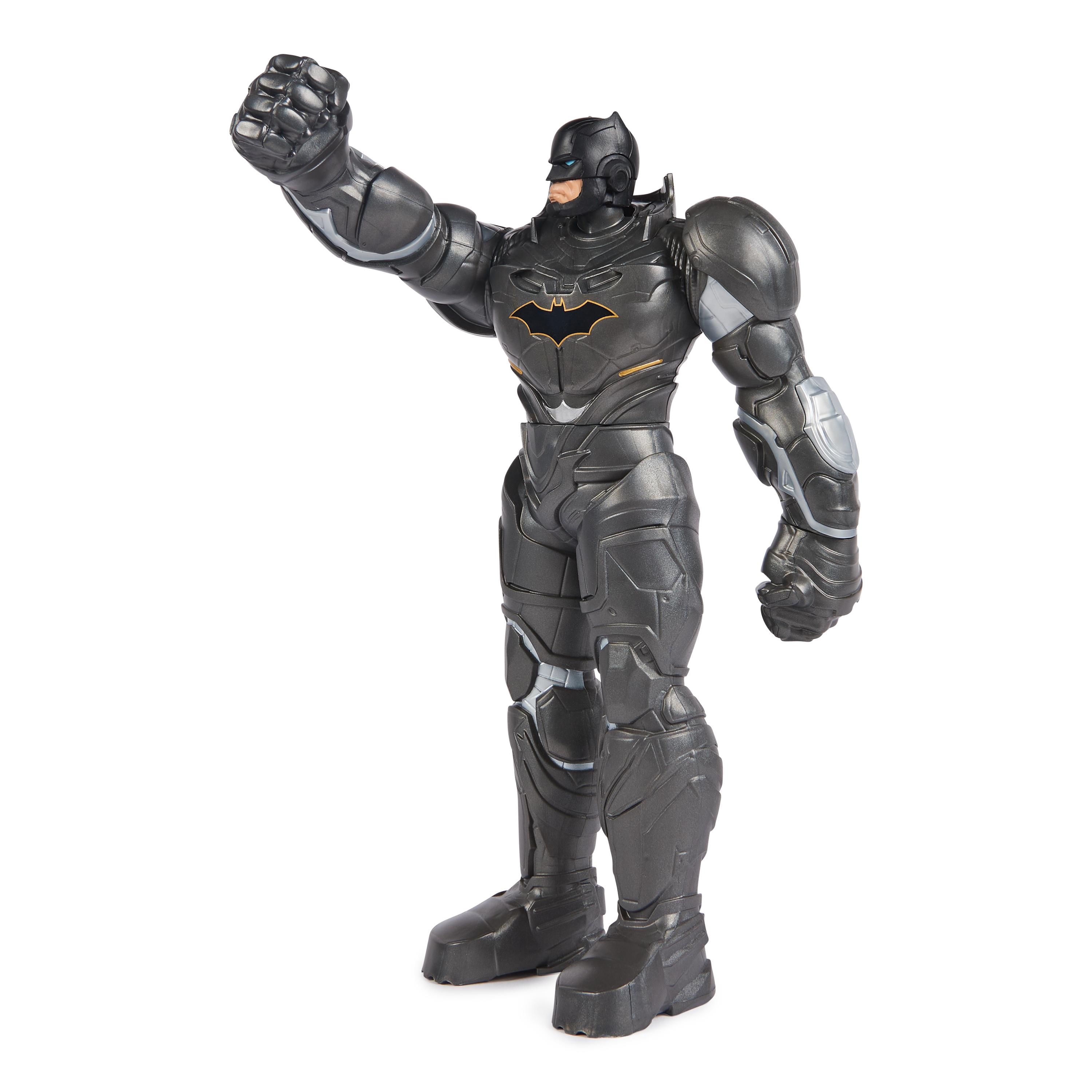 Una figura de acción de Batman con armadura. Es gris oscuro con un símbolo de murciélago en el pecho.