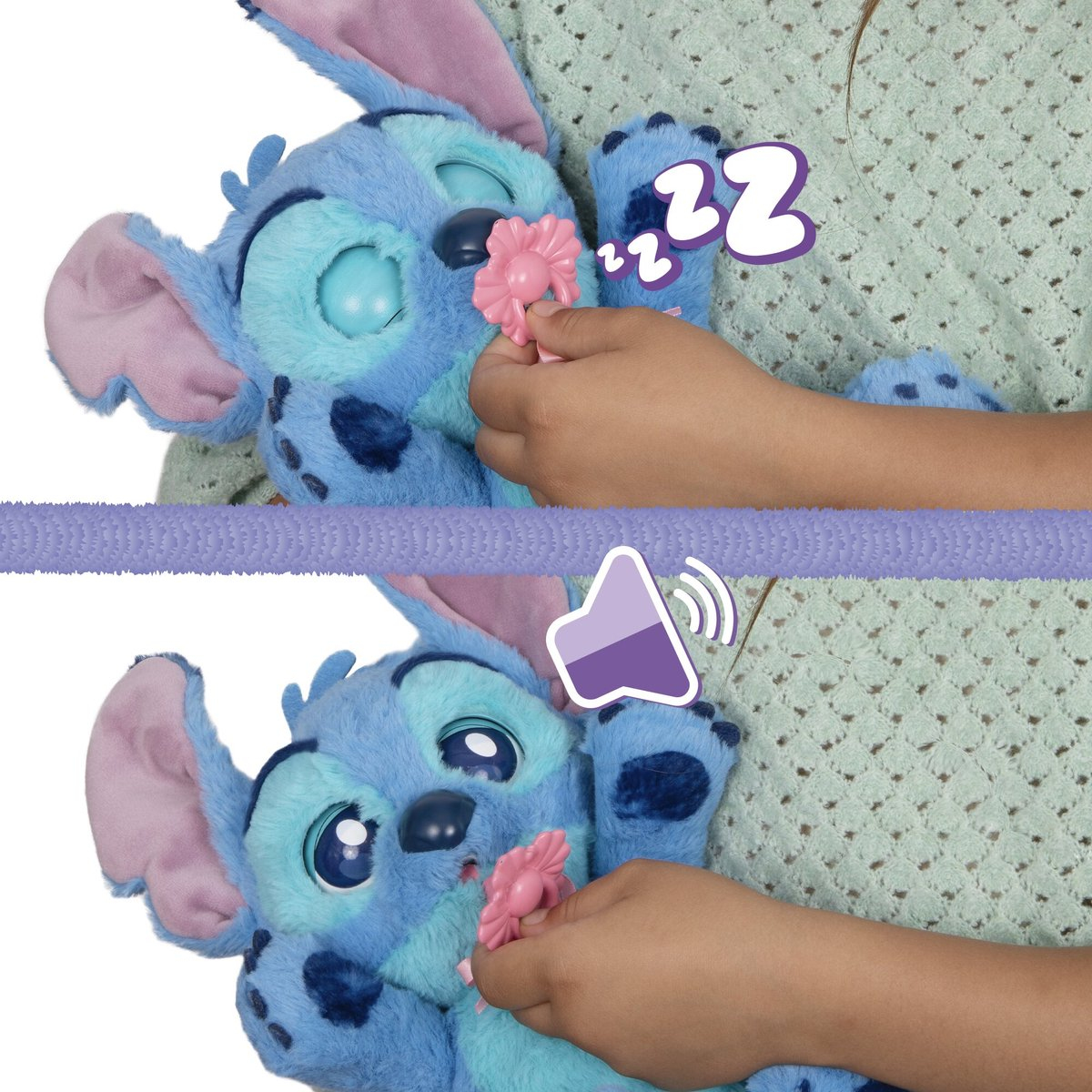 Ein blauer Stitch-Plüsch mit einer rosa Blume, die von einer Hand gehalten wird. Das Spielzeug scheint interaktiv zu sein.