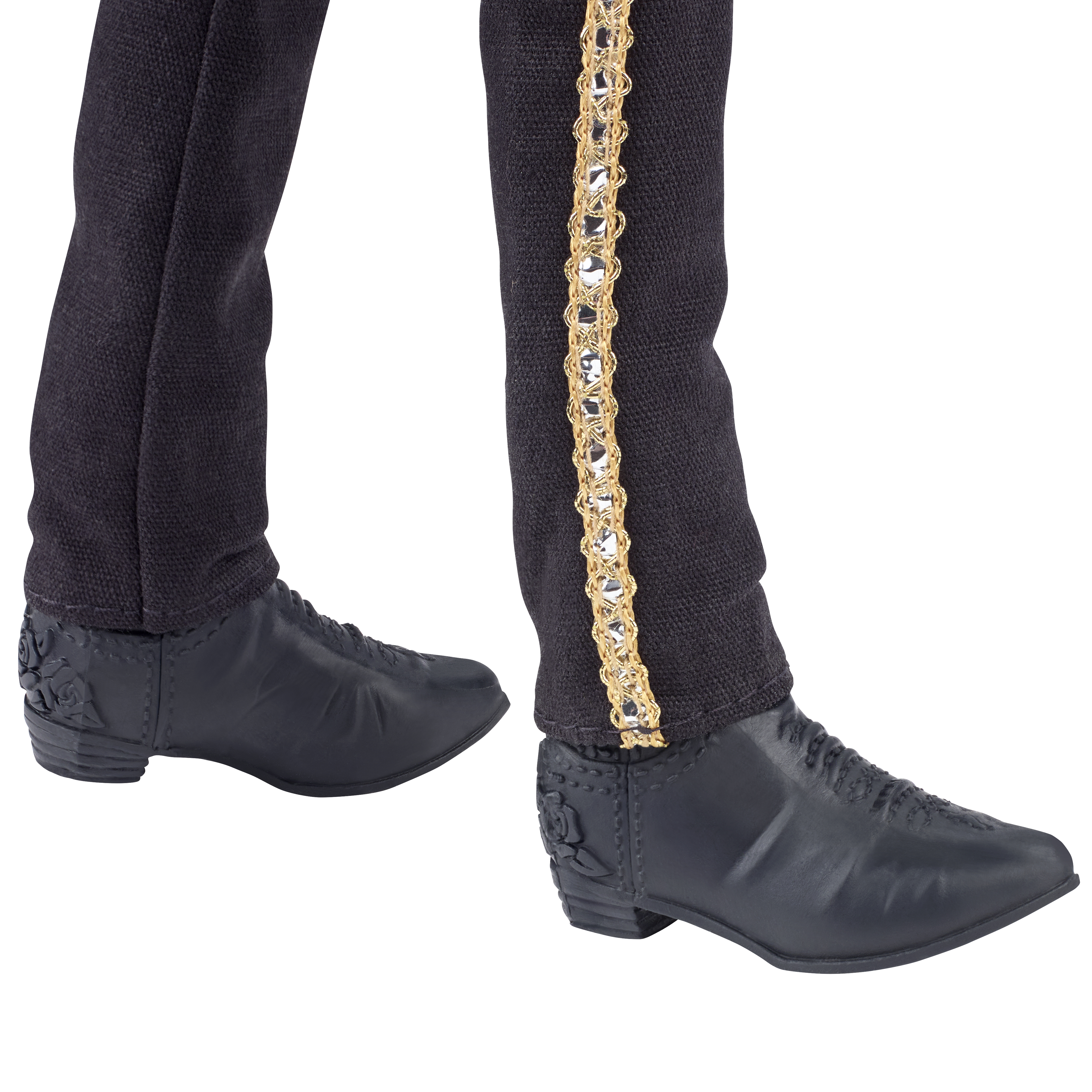 Zbliżenie nóg osoby w czarnych spodniach i butach. Jedna noga ma złote wykończenie. Białe tło.