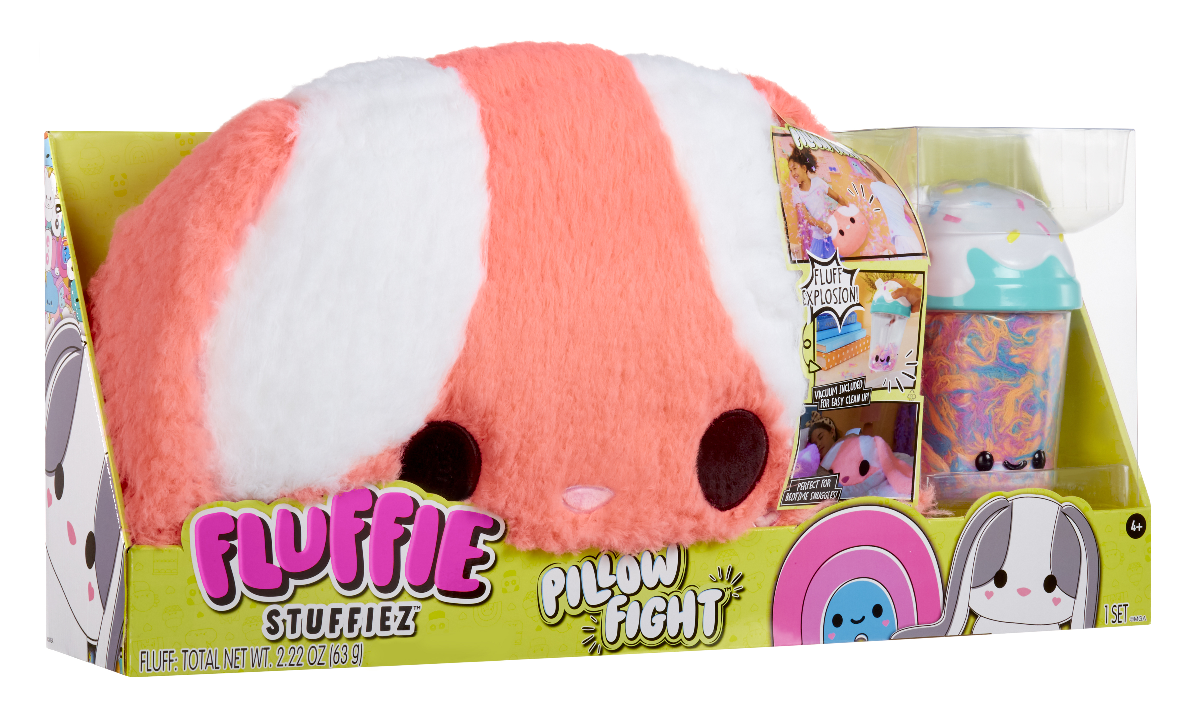 Un giocattolo a forma di cuscino Fluffie Stuffiez in una scatola. È rosa e bianco. È visibile anche una tazza giocattolo con lanugine colorata.