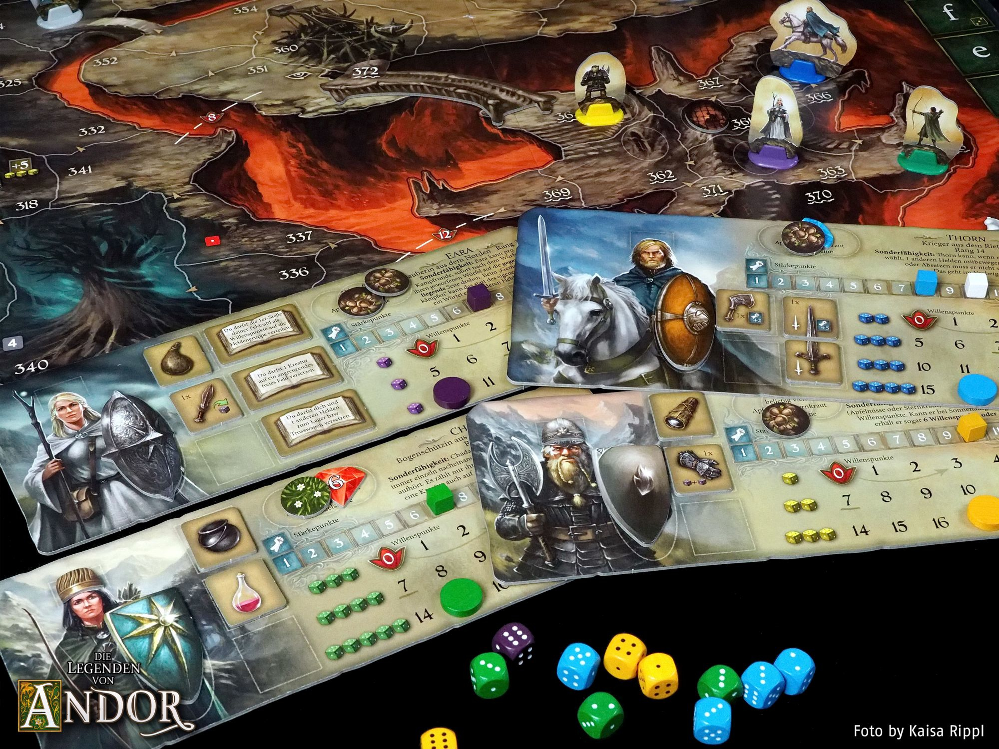 Brettspiel mit Karten, Würfeln und Charaktermarken. Das Spielbrett zeigt eine Karte mit Zahlen. Mehrere Charaktere sind abgebildet.