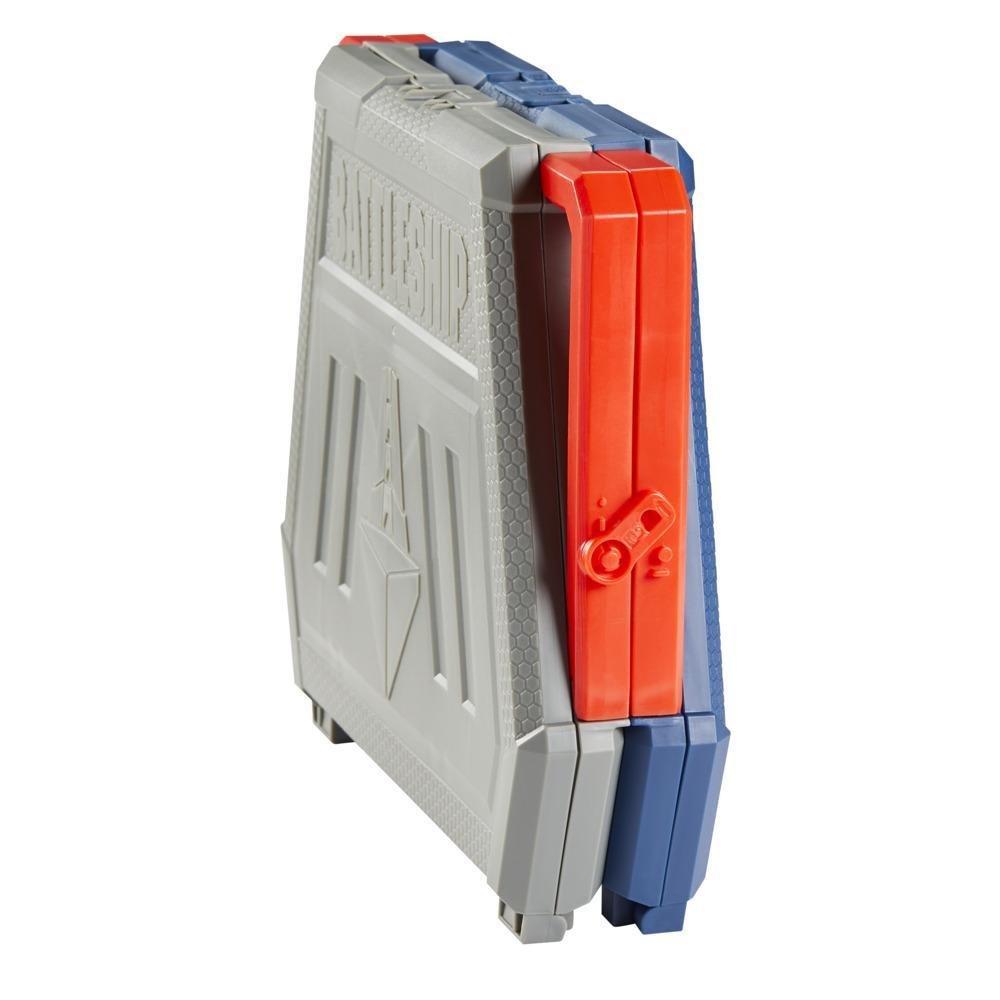 Una maleta de juego Battleship gris con detalles en naranja y azul está cerrada. La maleta tiene un asa y un cierre. El fondo es blanco.