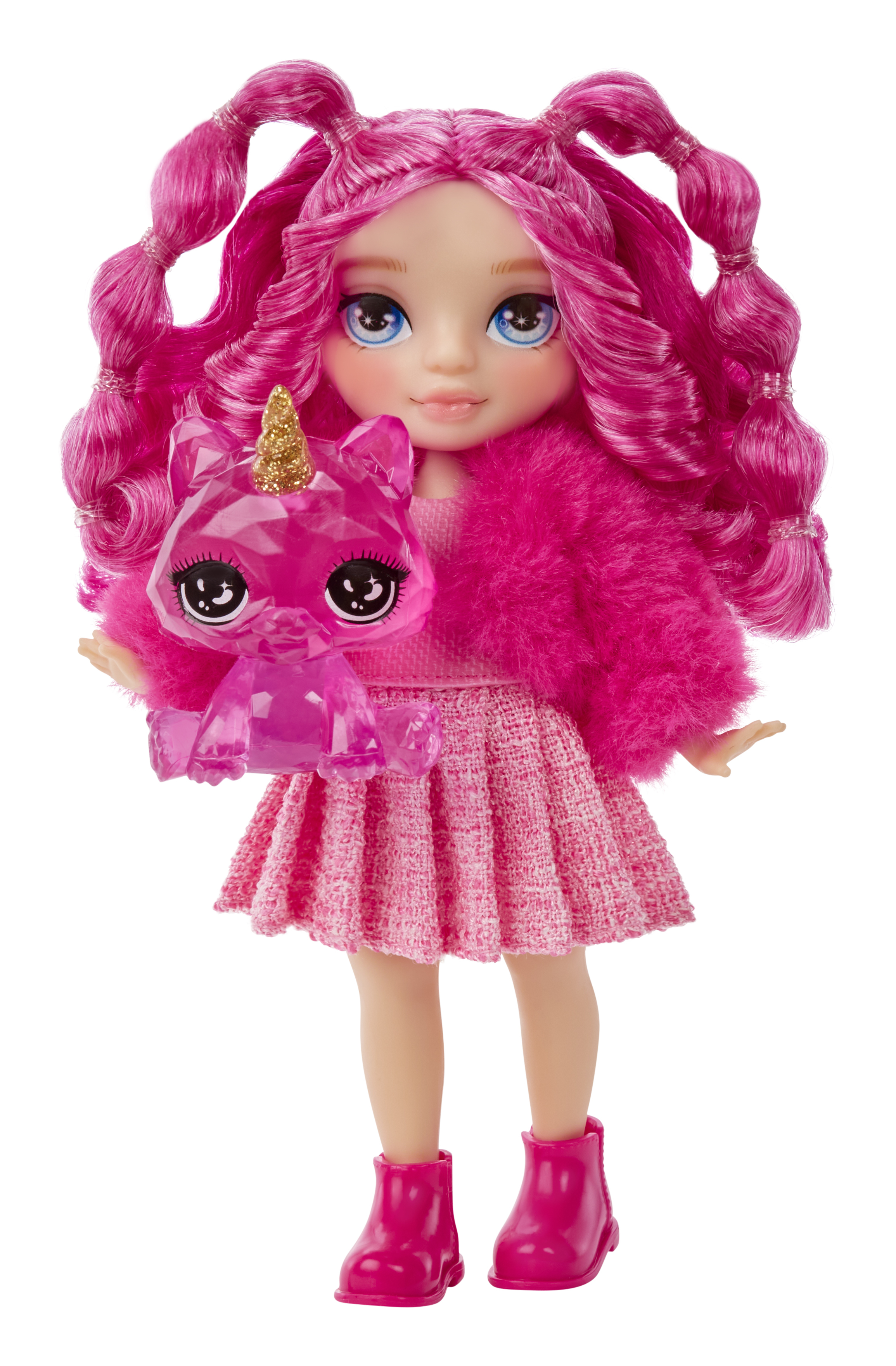 Eine Puppe mit pinkfarbenem Haar, die ein rosa Einhorn-Spielzeug hält. Sie trägt ein rosa Kleid und Stiefel, mit einem rosa Fell-Schal.