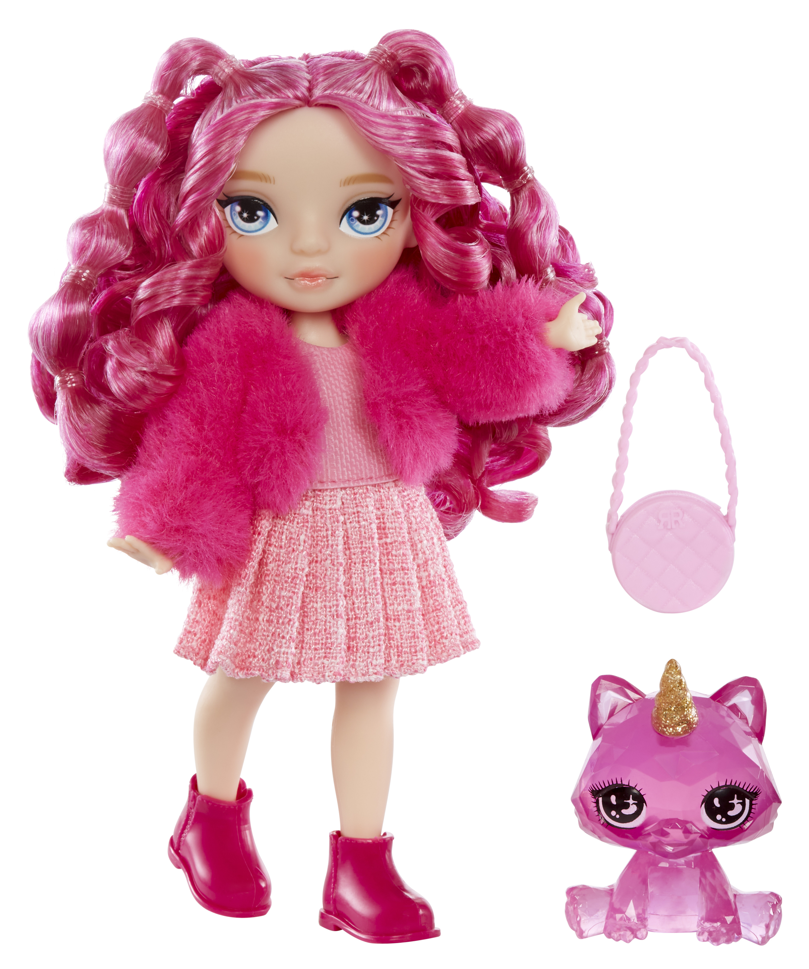Puppe mit pinken Haaren, Felljacke, Rock, Stiefeln, Handtasche und einer Einhorn-Katzenfigur auf weißem Hintergrund.