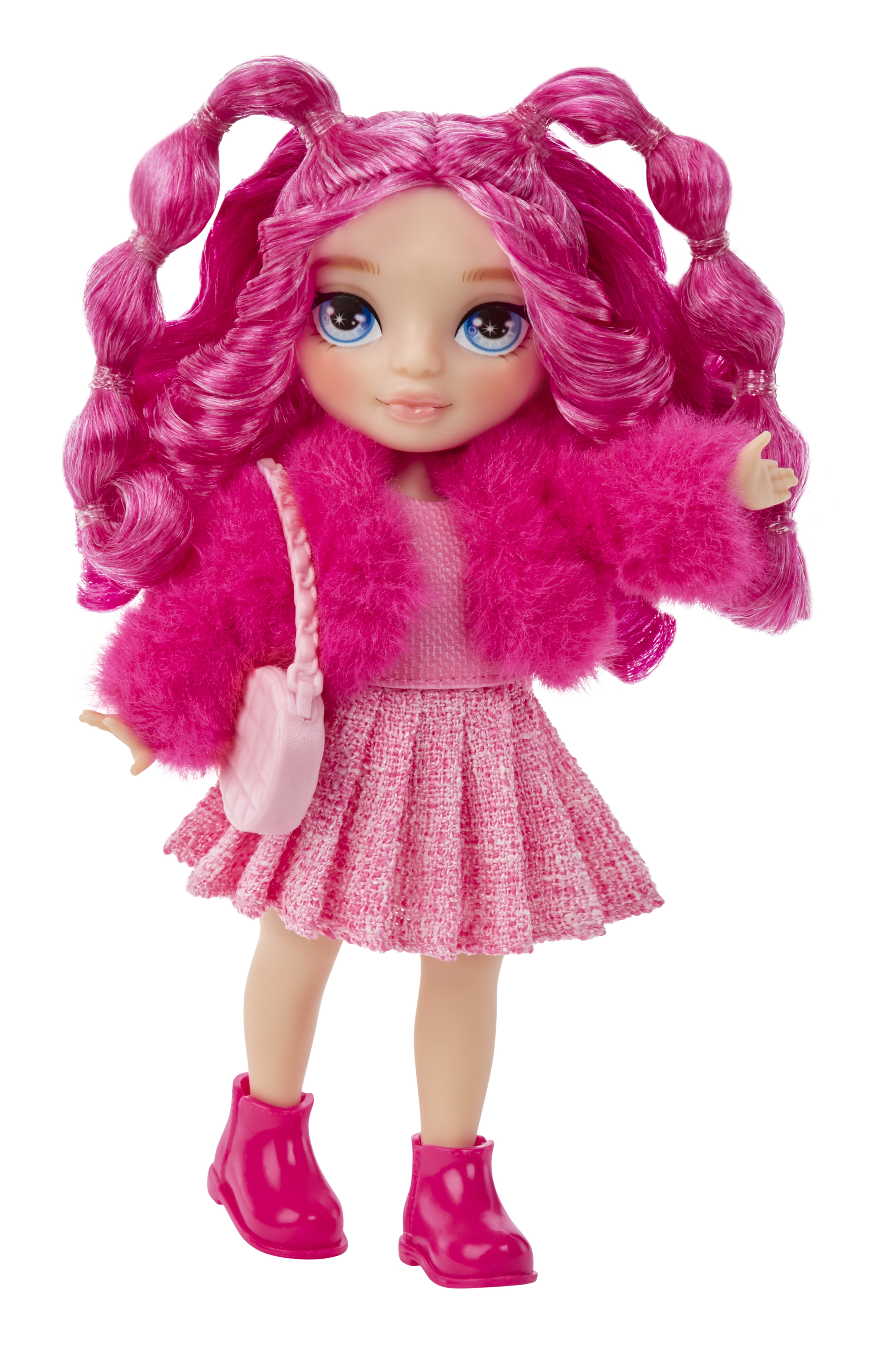 Eine Puppe mit pinkfarbenem Haar, Mantel, Rock, Stiefeln und einer Handtasche. Sie hat blaue Augen und steht.