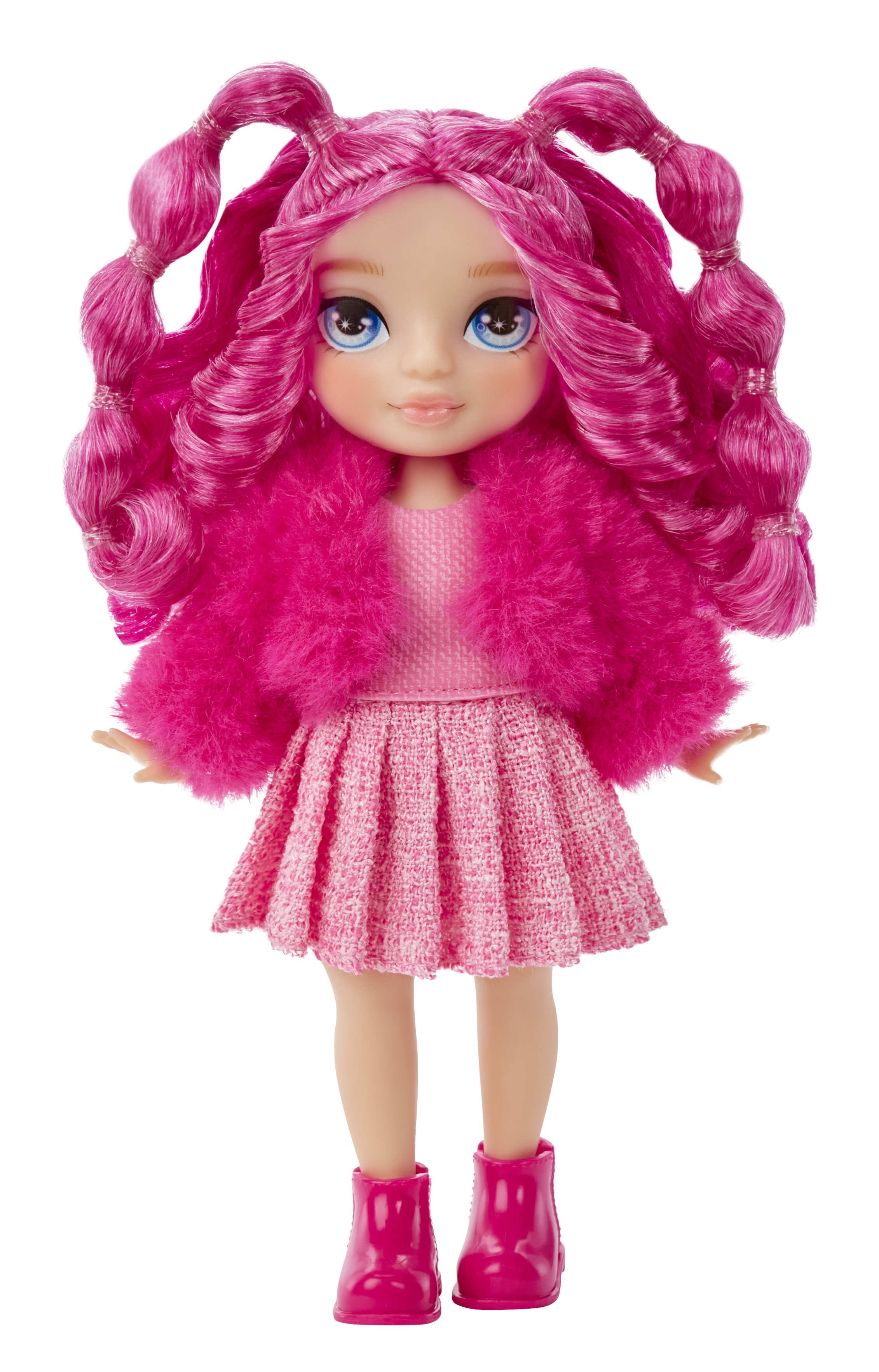 Eine Puppe mit pinkfarbenem Haar, Pelzjacke, Kleid und Stiefeln, isoliert auf Weiß. Blaue Augen und helle Haut sind sichtbar.
