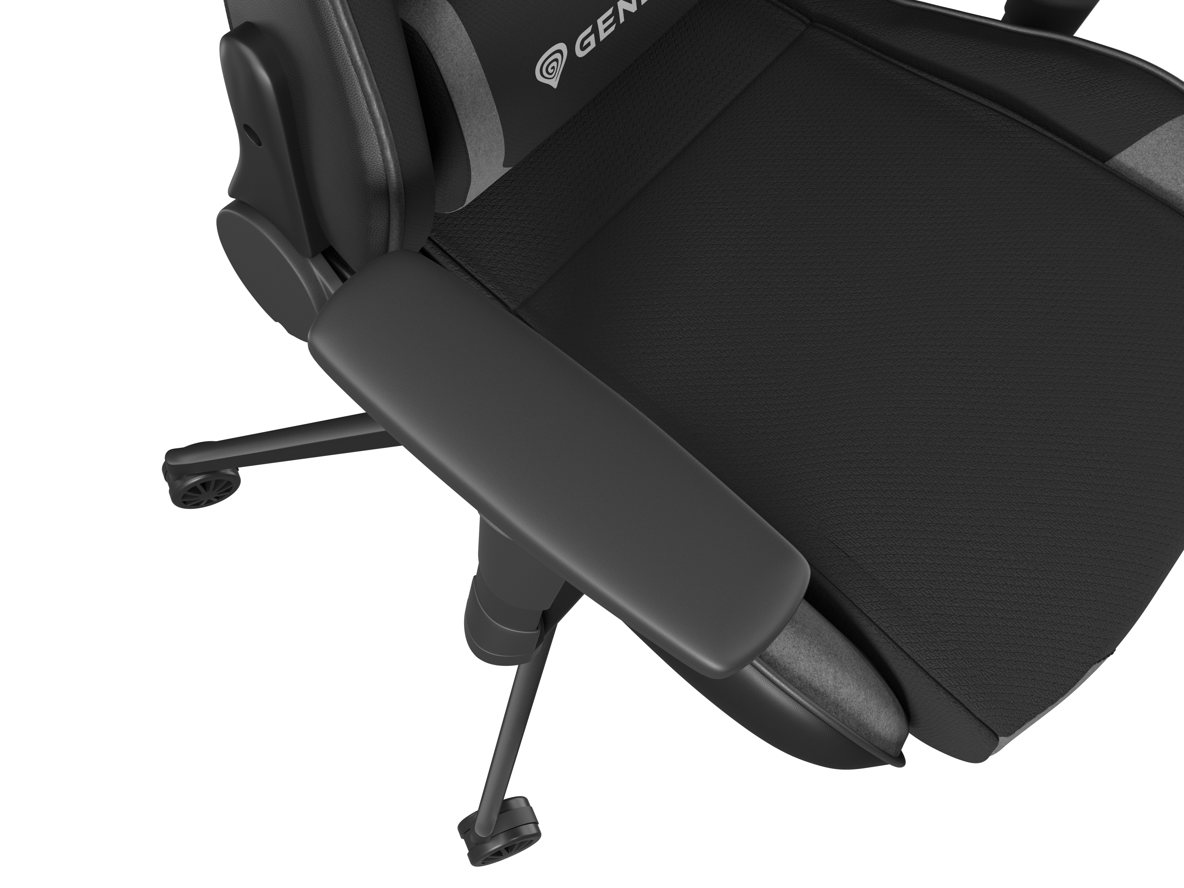 Silla gaming negra con reposabrazos. La silla tiene asiento y respaldo negros con detalles grises y ruedas.