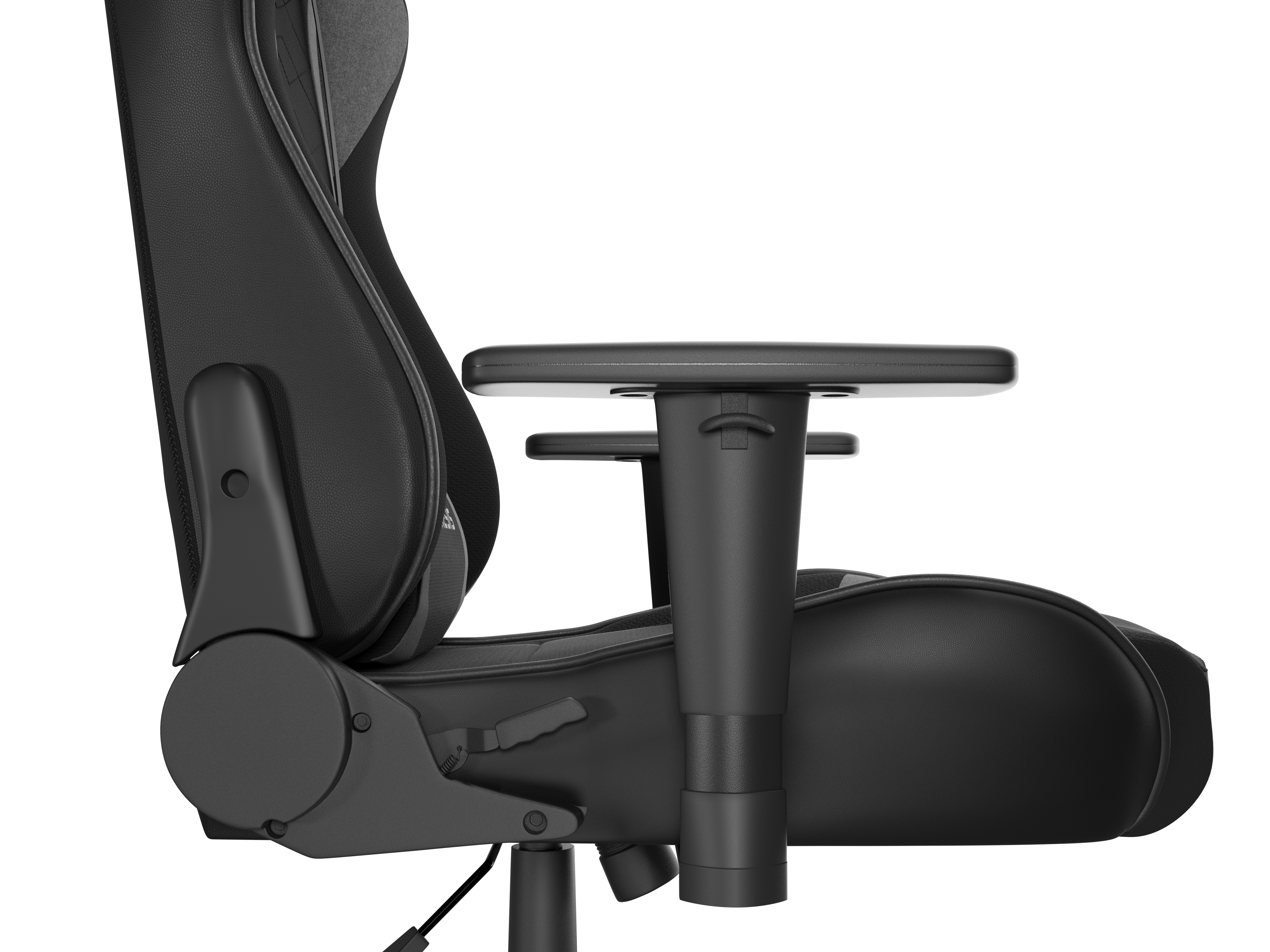 Primer plano de una silla gaming negra. Tiene respaldo curvo, reposabrazos y asiento. Se encuentra sobre un fondo blanco.