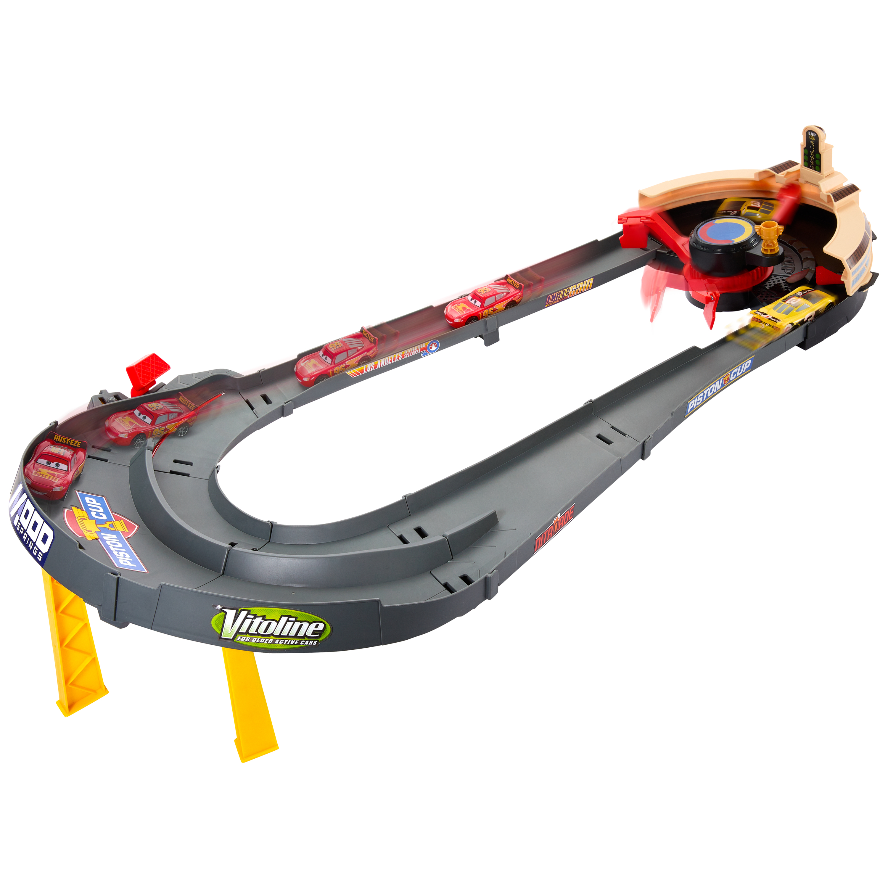 Zabawkowa trasa wyścigowa z czerwonymi samochodami wyścigowymi. Tor jest szary z żółtymi podporami. Samochody się ścigają.
