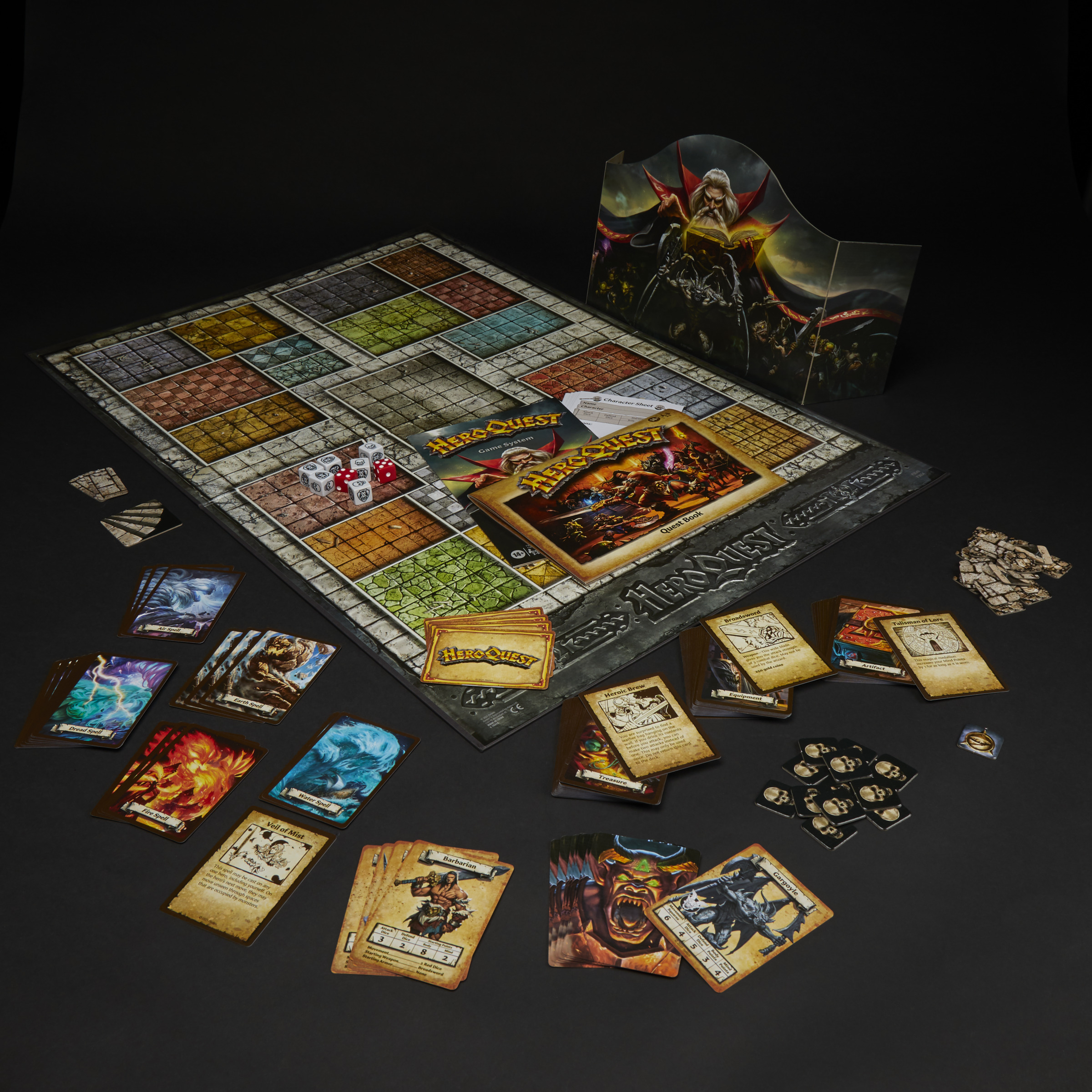 Configurazione del gioco da tavolo HeroQuest con carte, dadi, regolamento e sfondo decorativo su una superficie nera.