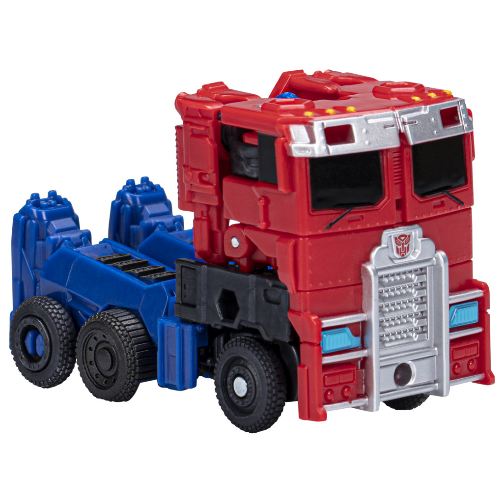 Czerwono-niebieska zabawka Optimus Prime. Przód jest czerwony, tył niebieski, z czarnymi kołami. To transformator.