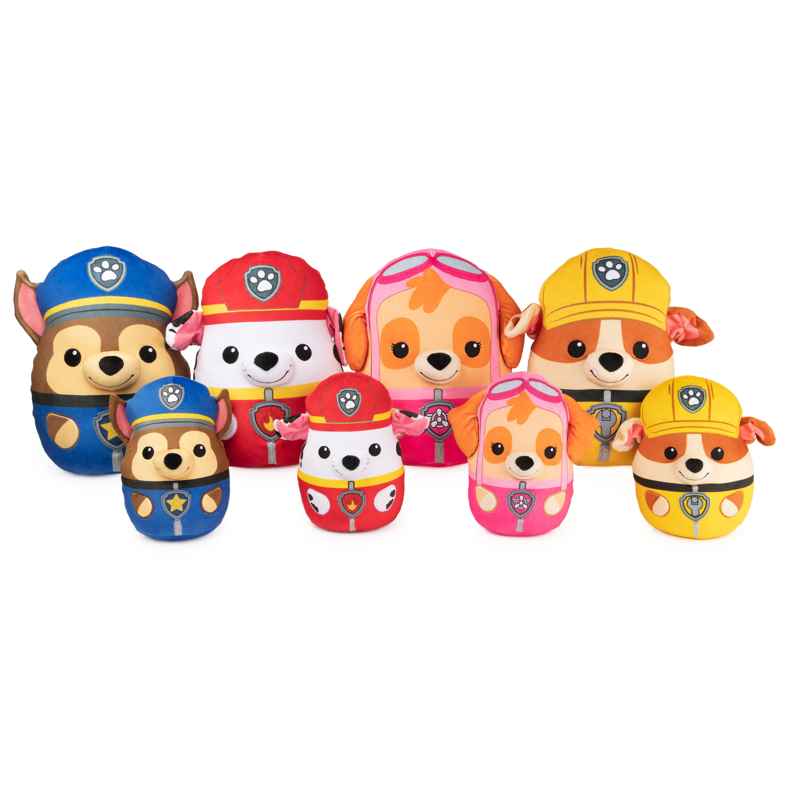 Otto peluche di Paw Patrol sono disposti, con personaggi in uniforme e cappelli, su sfondo bianco.