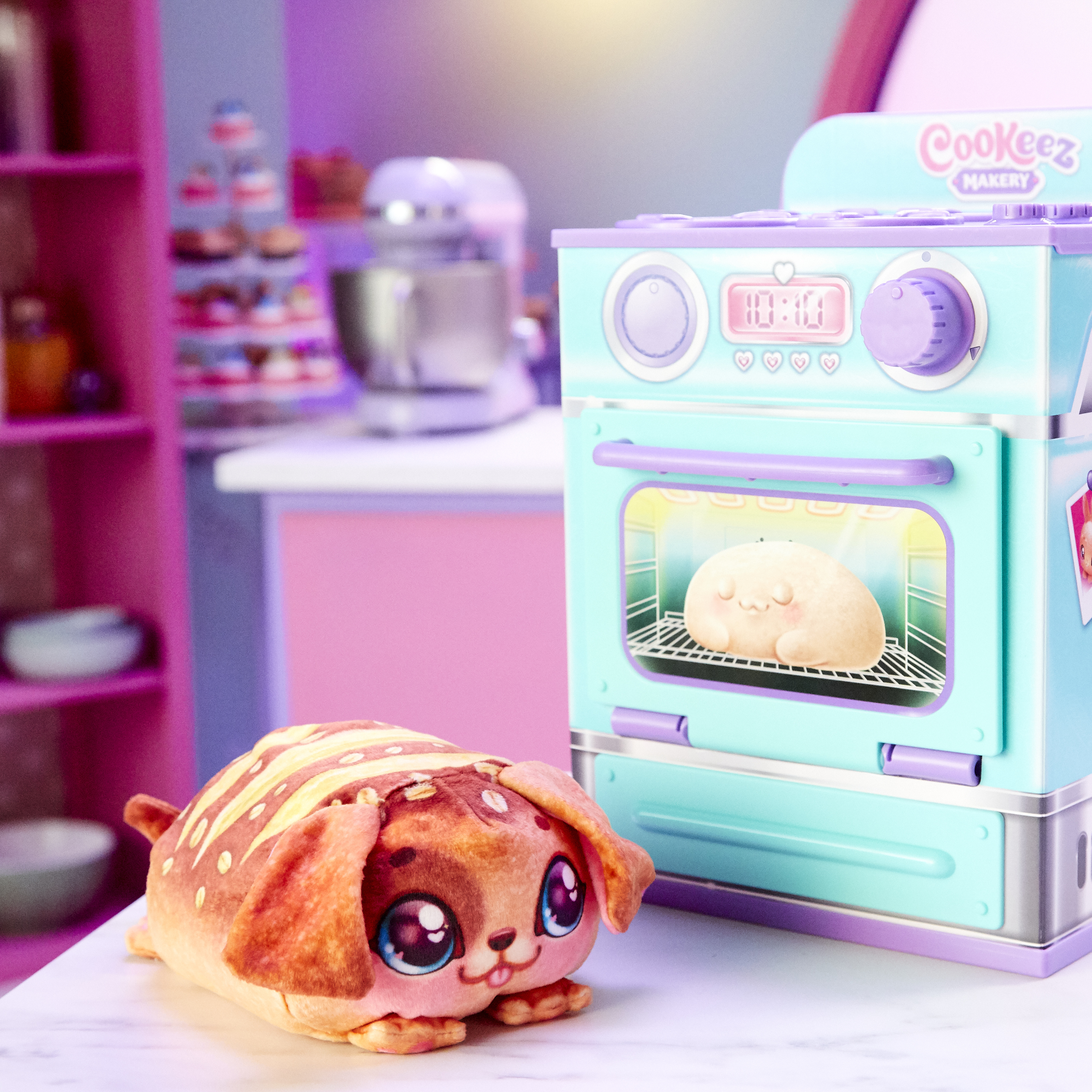 Pluszowy szczeniak z piekarnikiem-zabawką. Piekarnik jest turkusowy, a szczeniak brązowy z dużymi oczami i uroczym wyrazem twarzy.