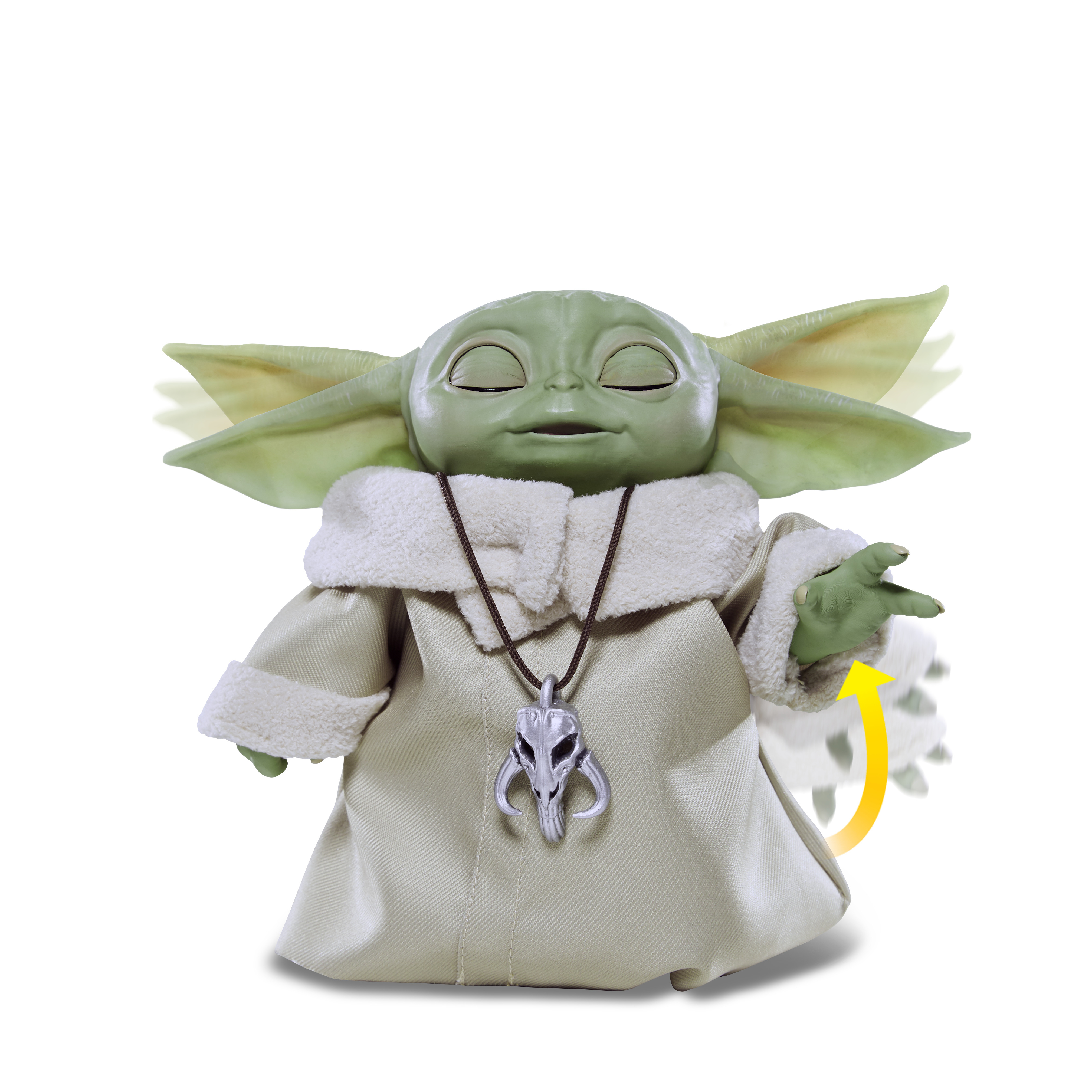Yeşil bir Baby Yoda bebeği, pelerin ve kolye takıyor. Bebeğin kolu hareket ediyor. Beyaz zemin.