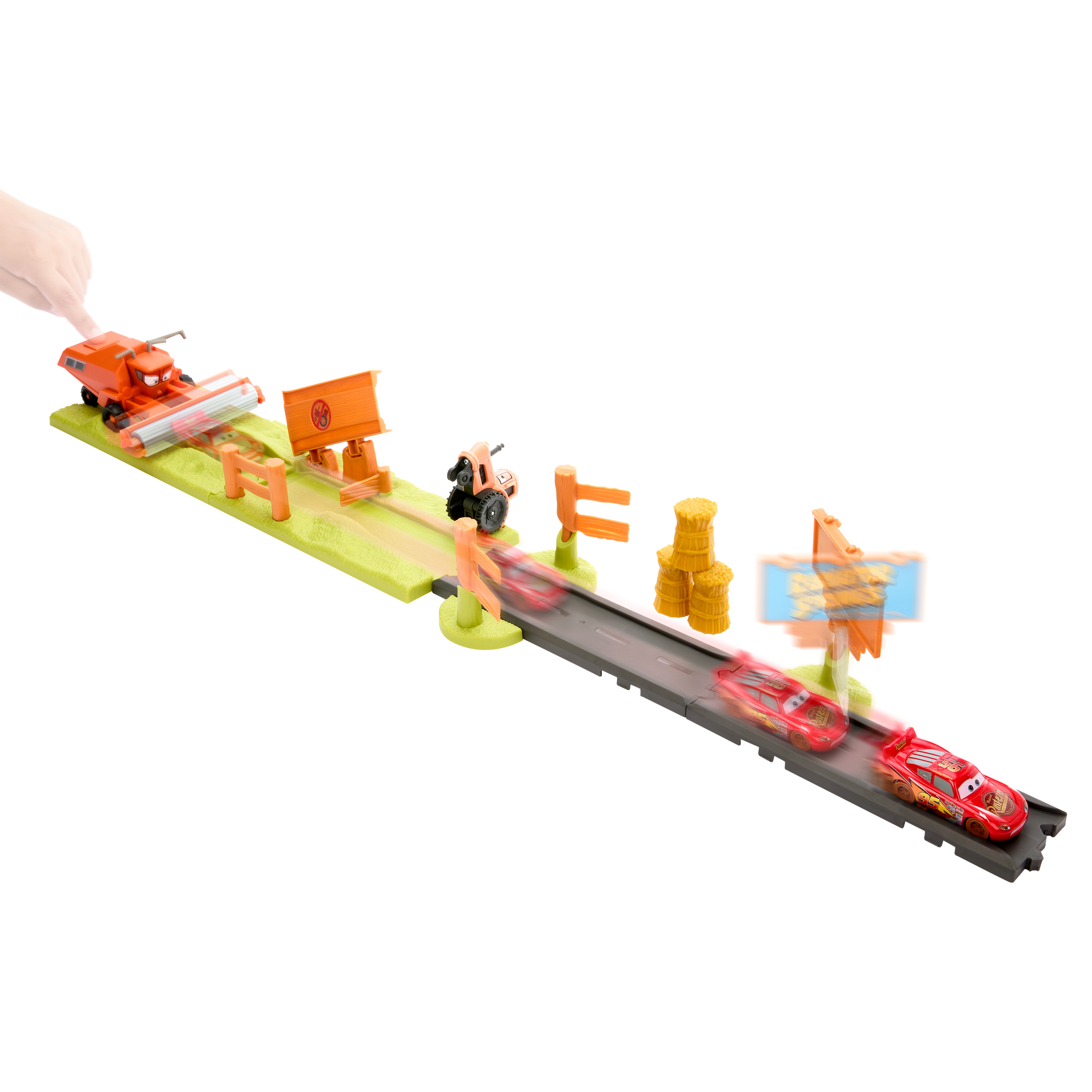 Tor zabawek z samochodami. Zawiera pomarańczowe pojazdy, traktor, bele siana i czerwone samochody wyścigowe.