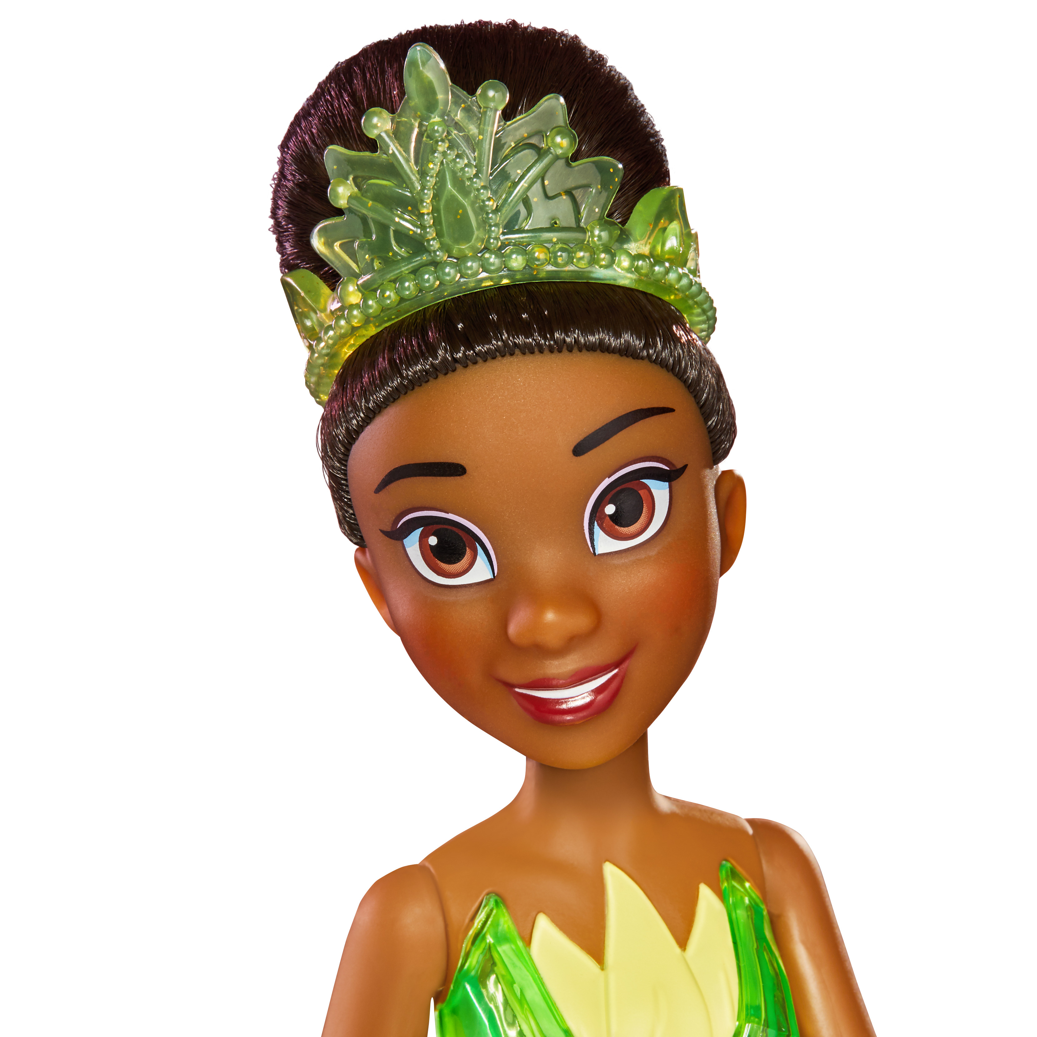 Una bambola di Tiana con una tiara verde e un vestito verde e giallo. Ha i capelli castani e un sorriso.