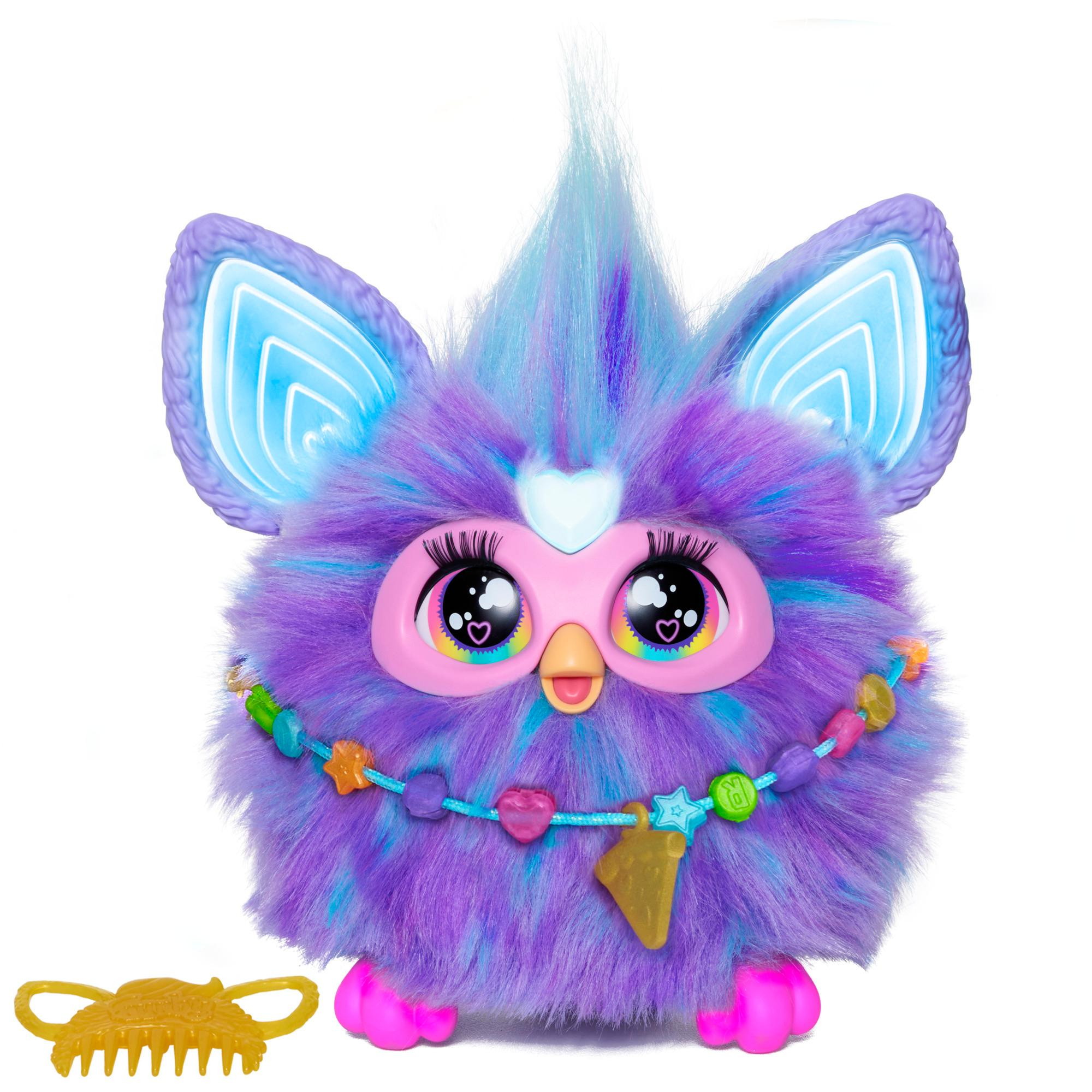 Ein farbenfrohes Furby-Spielzeug mit Halskette und Kamm. Lila und blaues Fell, rosa Augen und ein gelber Schnabel.