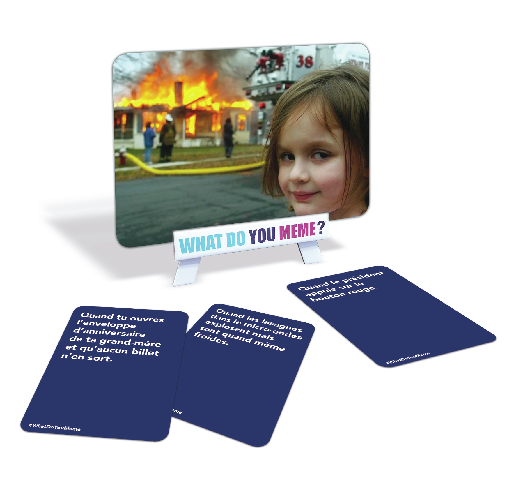 Una ragazza sorride allo spettatore. Dietro di lei c'è l'immagine di una casa in fiamme. Sono presenti anche le carte del gioco What Do You Meme.