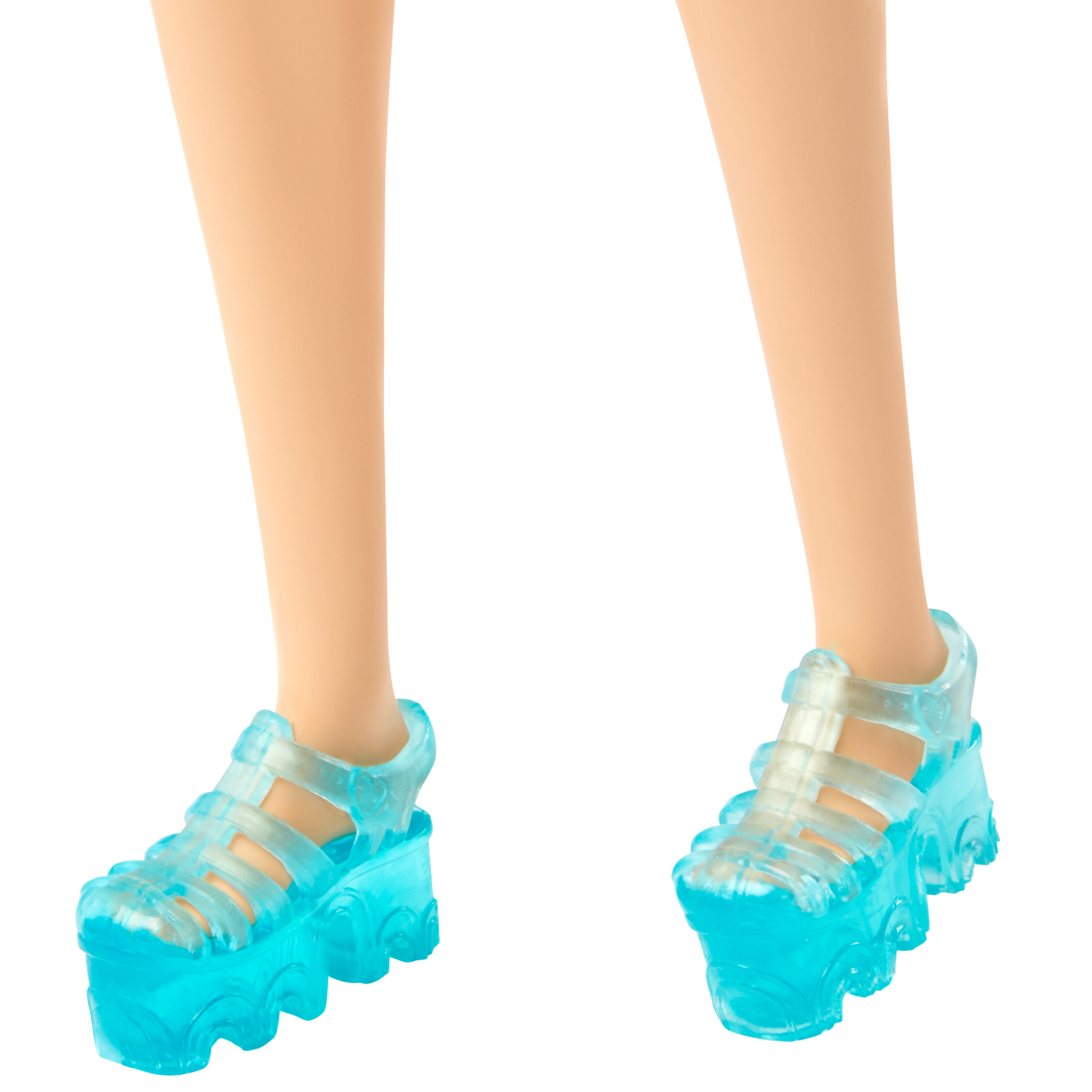 Nogi i stopy lalki. Nosi przezroczyste niebieskie sandały na platformie. Skóra jest jasna. Tło jest białe.