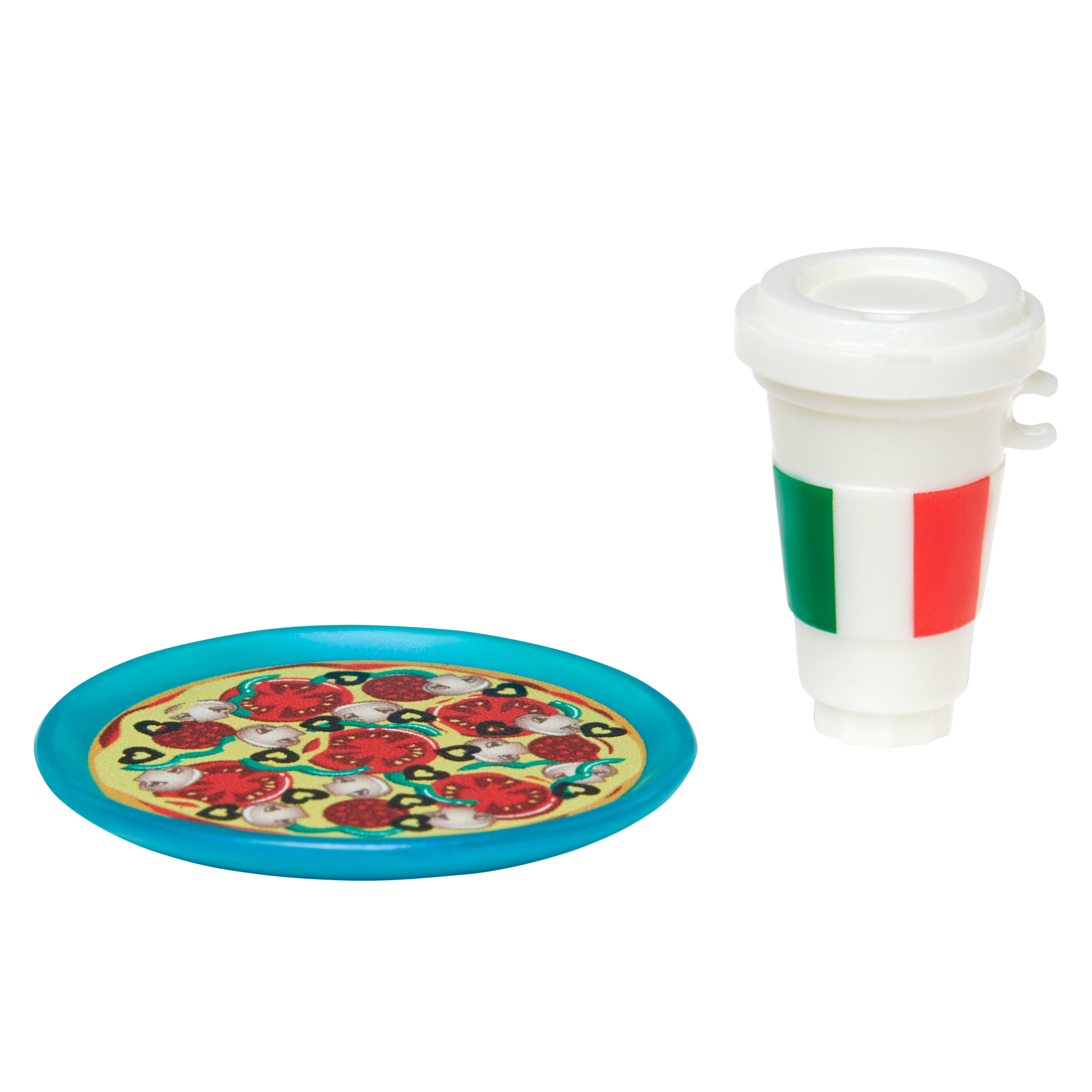 Zabawkowa pizza na niebieskim talerzu i kubek z włoską flagą.