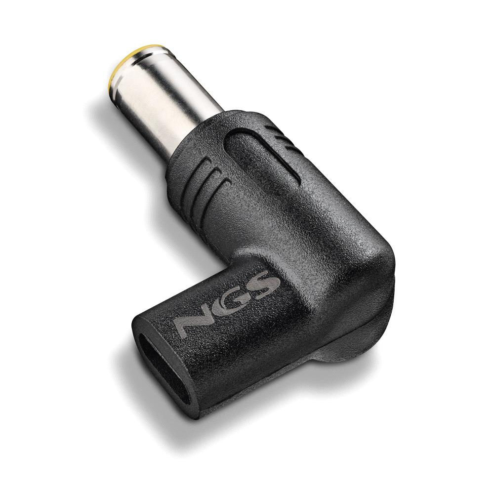 Un adaptador de corriente NGS negro y plateado. Tiene forma de L. La parte metálica es plateada con punta dorada. El logotipo de NGS es visible.