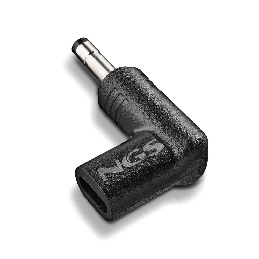 Un adaptador de corriente NGS negro con punta plateada está en ángulo sobre una superficie blanca. El adaptador tiene forma de L y el nombre de la marca es visible.