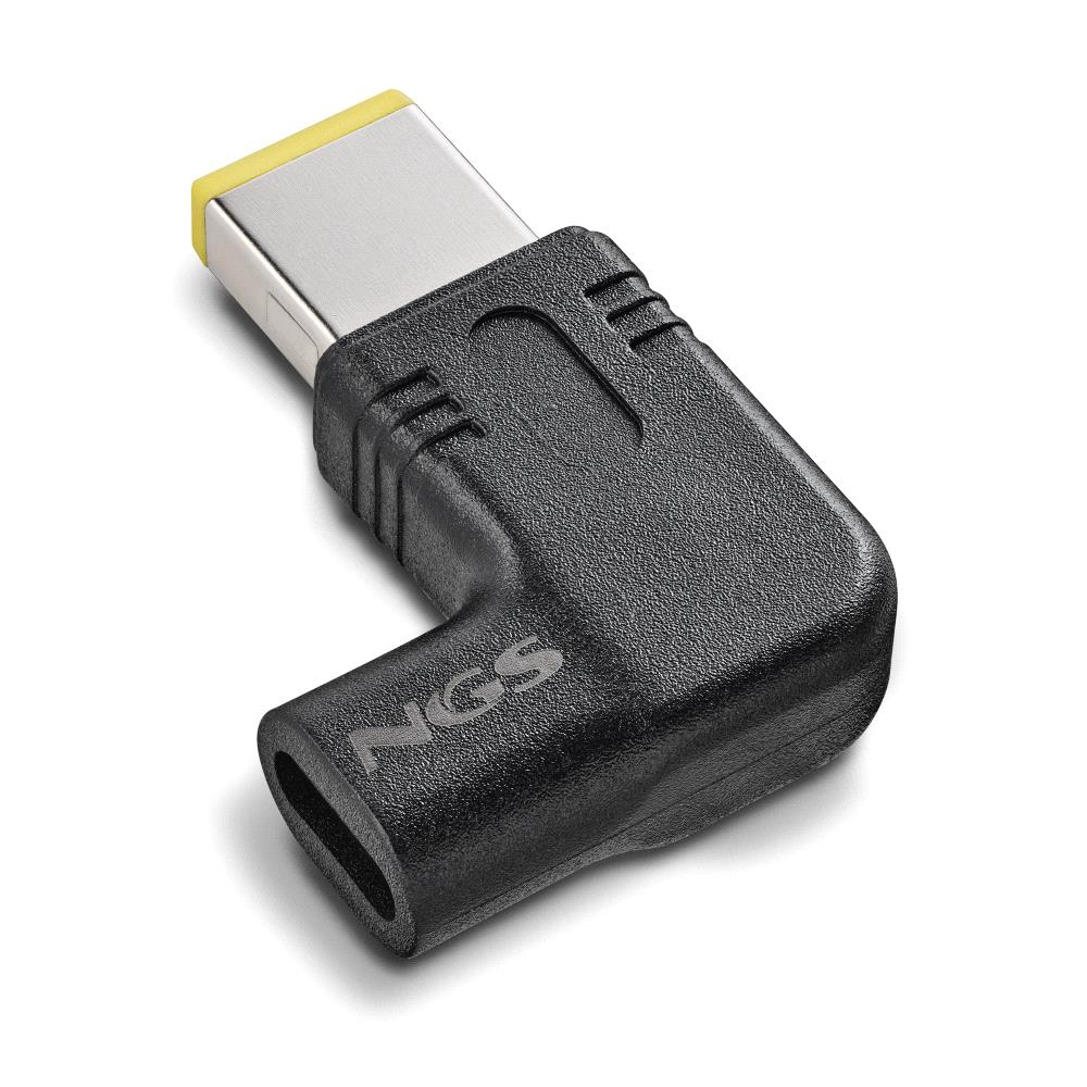 Adaptador negro y plateado con punta amarilla, forma angular. El adaptador tiene la marca NGS.