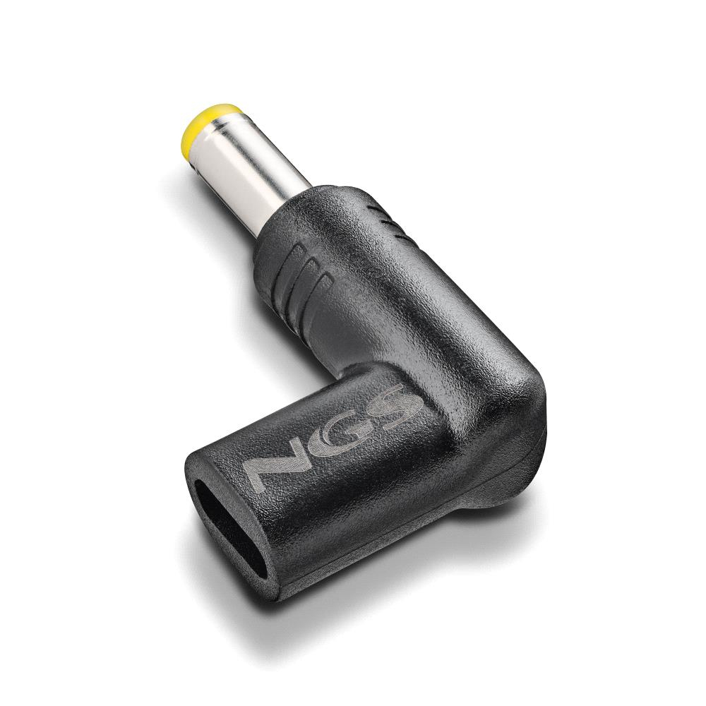 Un adaptador de corriente negro y plateado con punta amarilla, en ángulo de 90 grados. La marca 'NGS' es visible.