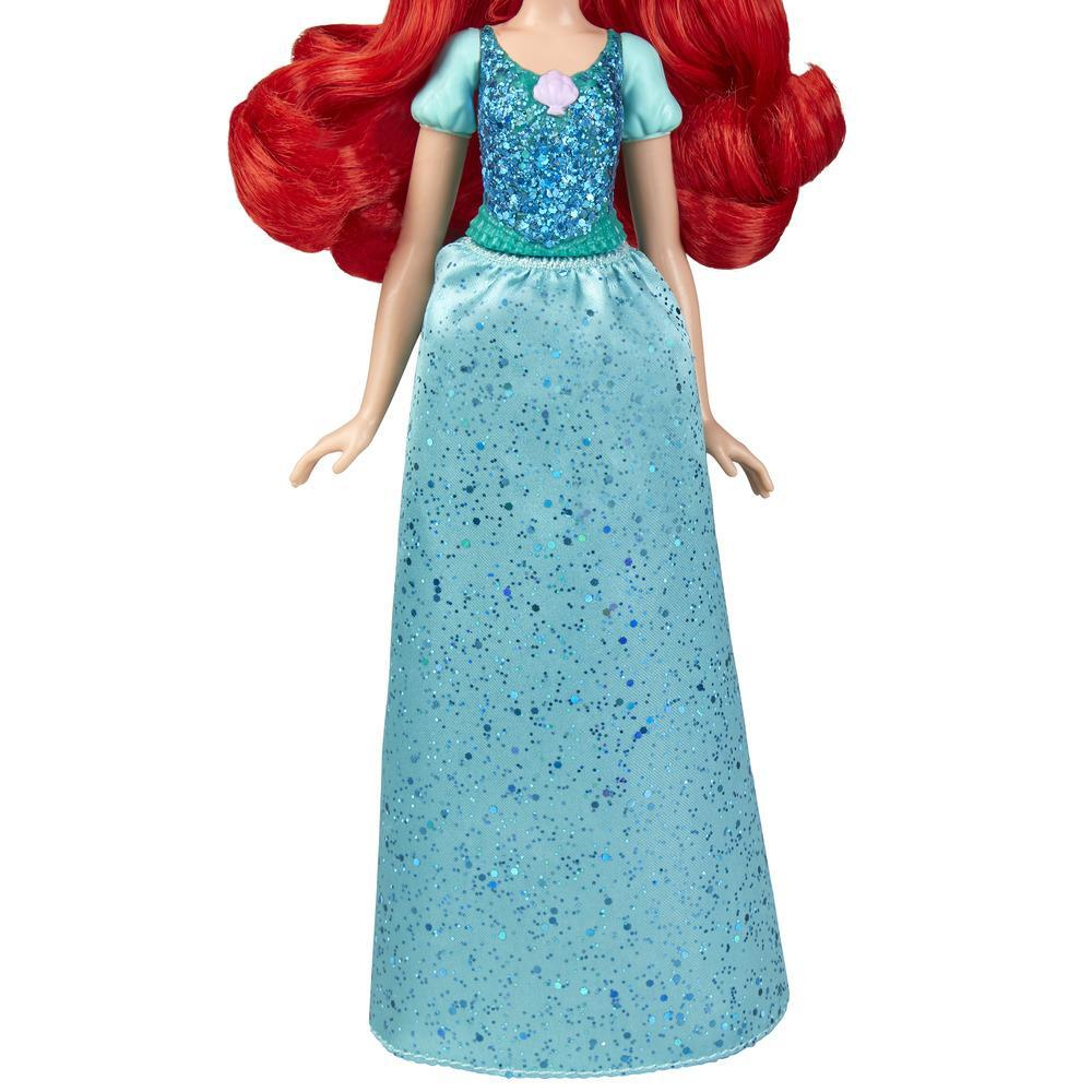 Una bambola di Ariel con i capelli rossi, indossa un vestito blu. L'abito è scintillante. Un fiore rosa è sul petto.