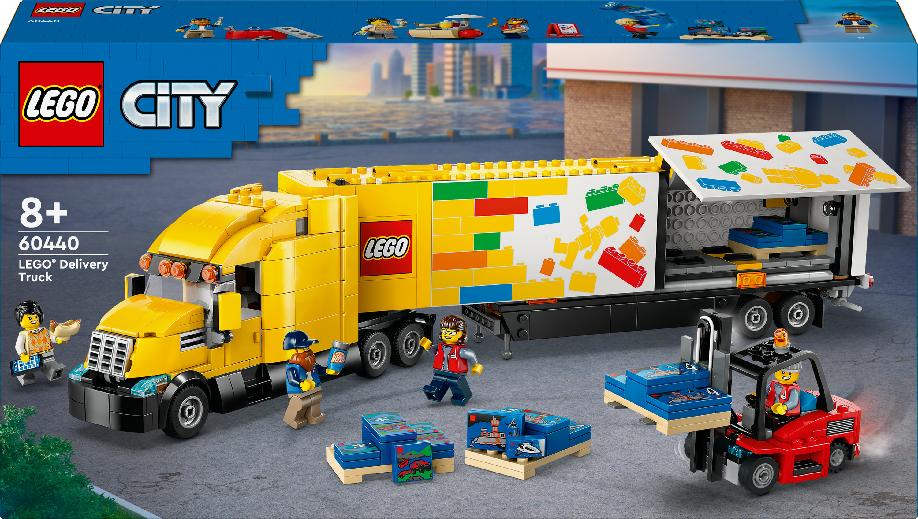 Zestaw LEGO City Delivery Truck. Zawiera ciężarówkę, wózek widłowy i minifigurki. Żółta ciężarówka z logo LEGO.