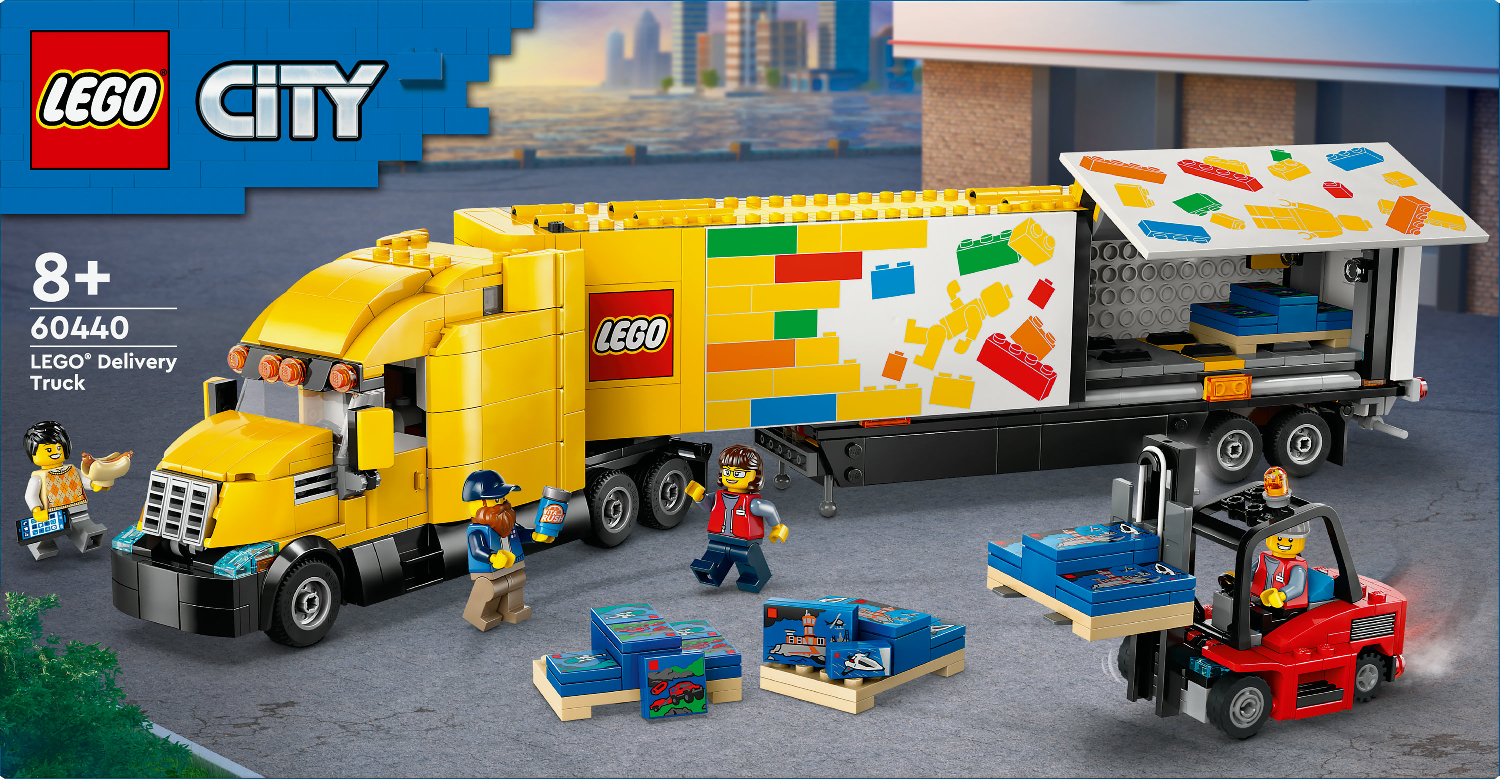 Zestaw LEGO City Delivery Truck. Zawiera ciężarówkę, wózek widłowy, minifigurki i pudła. Ciężarówka żółta, wózek czerwony. Scena na zewnątrz.