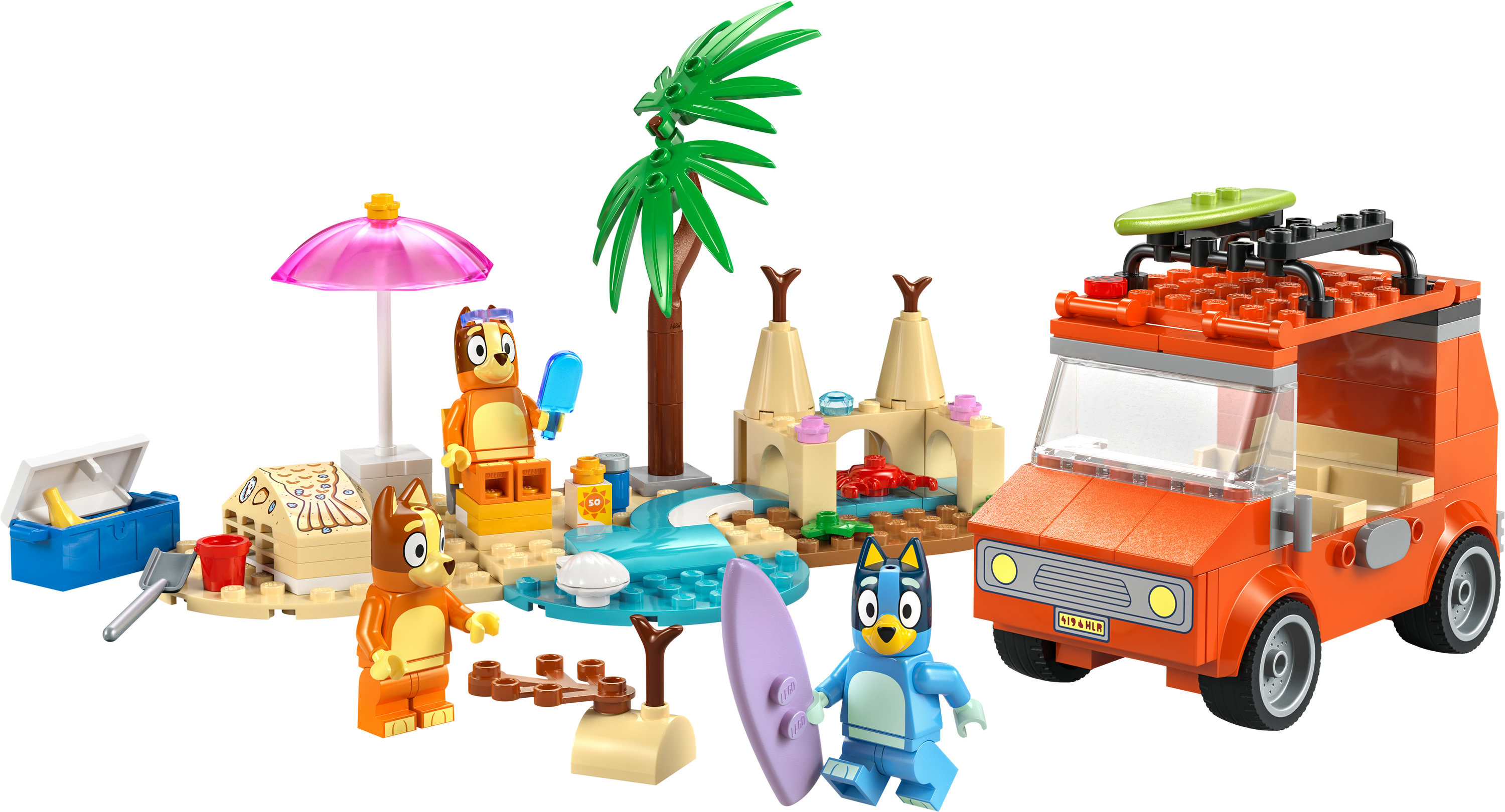 Scène de plage Lego avec des personnages de Bluey, une camionnette orange, un palmier et des accessoires de plage.