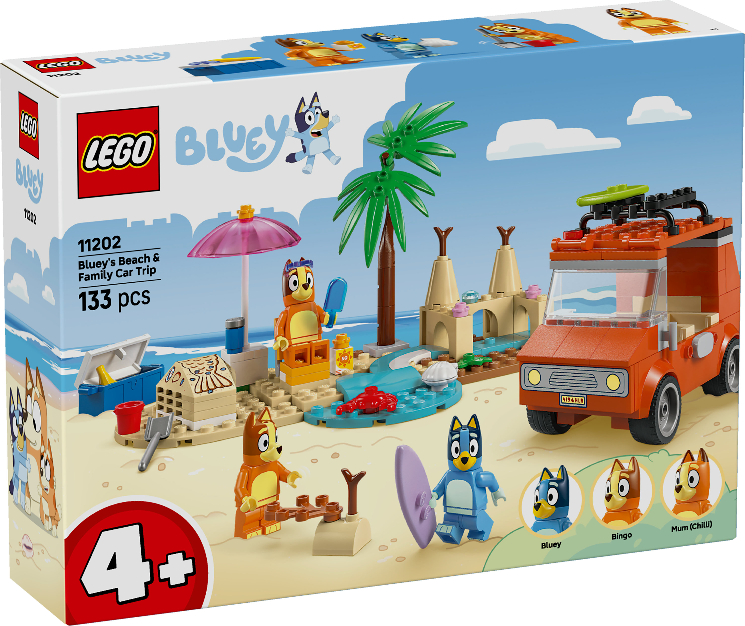Ensemble Lego Bluey. Comprend des figurines Bluey et Bingo sur une plage avec une voiture et d'autres éléments de plage.