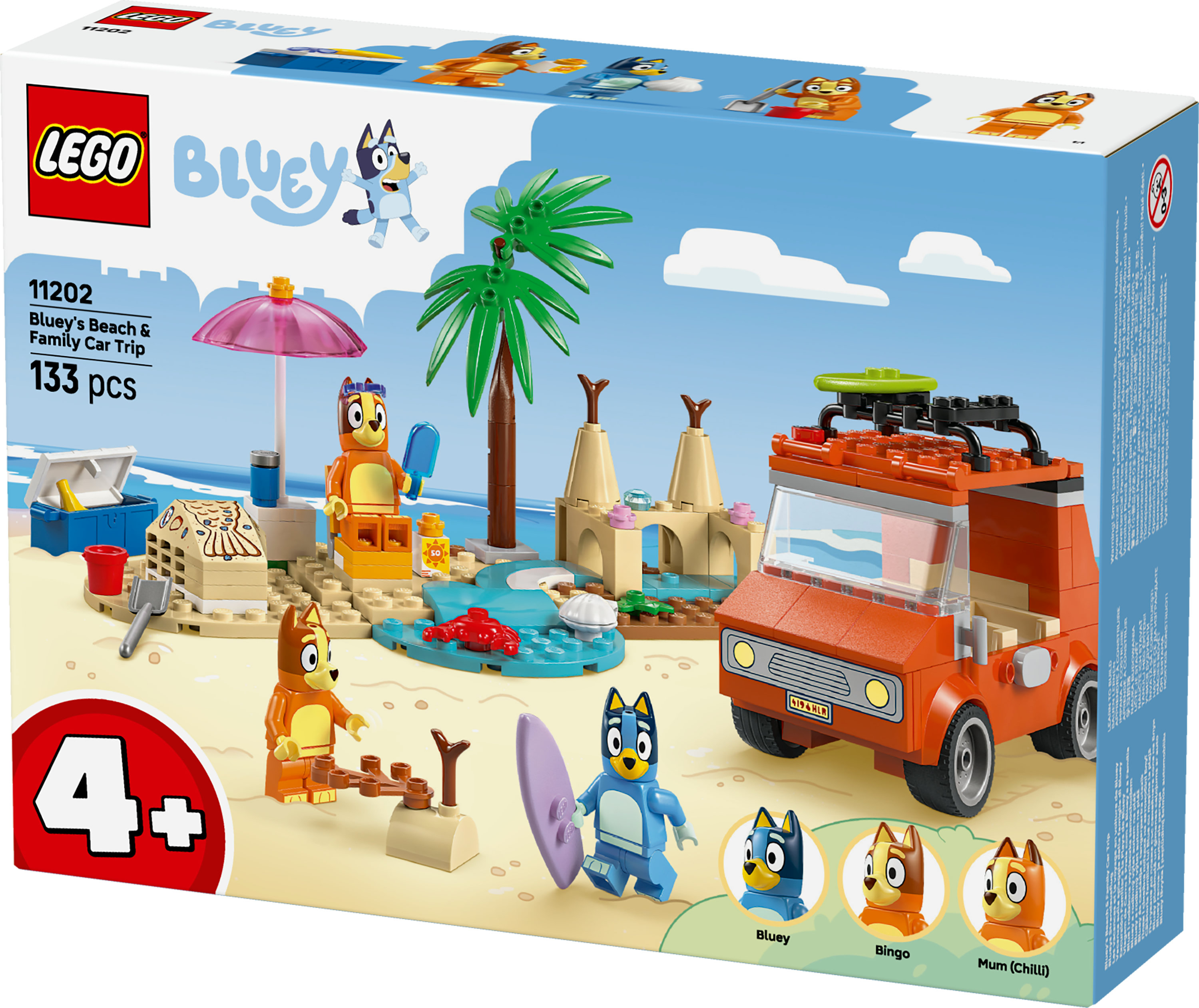 Boîte du set Lego Bluey. Comprend des personnages de Bluey, une voiture, une scène de plage avec un palmier et des pièces Lego.