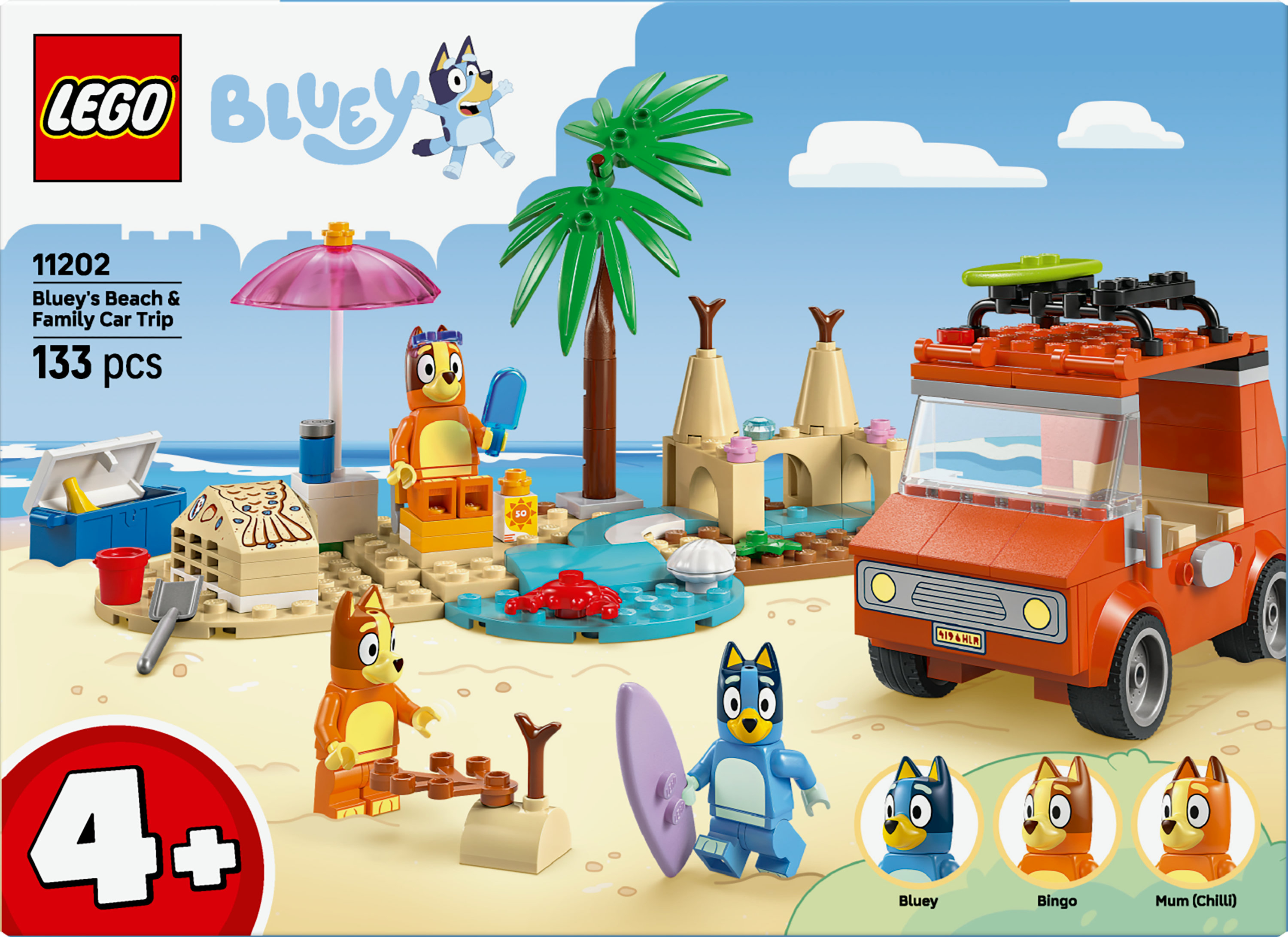 Ensemble LEGO Bluey's Beach & Family Car Trip. Figurines, voiture, scène de plage, palmier et accessoires. Fond ciel bleu.