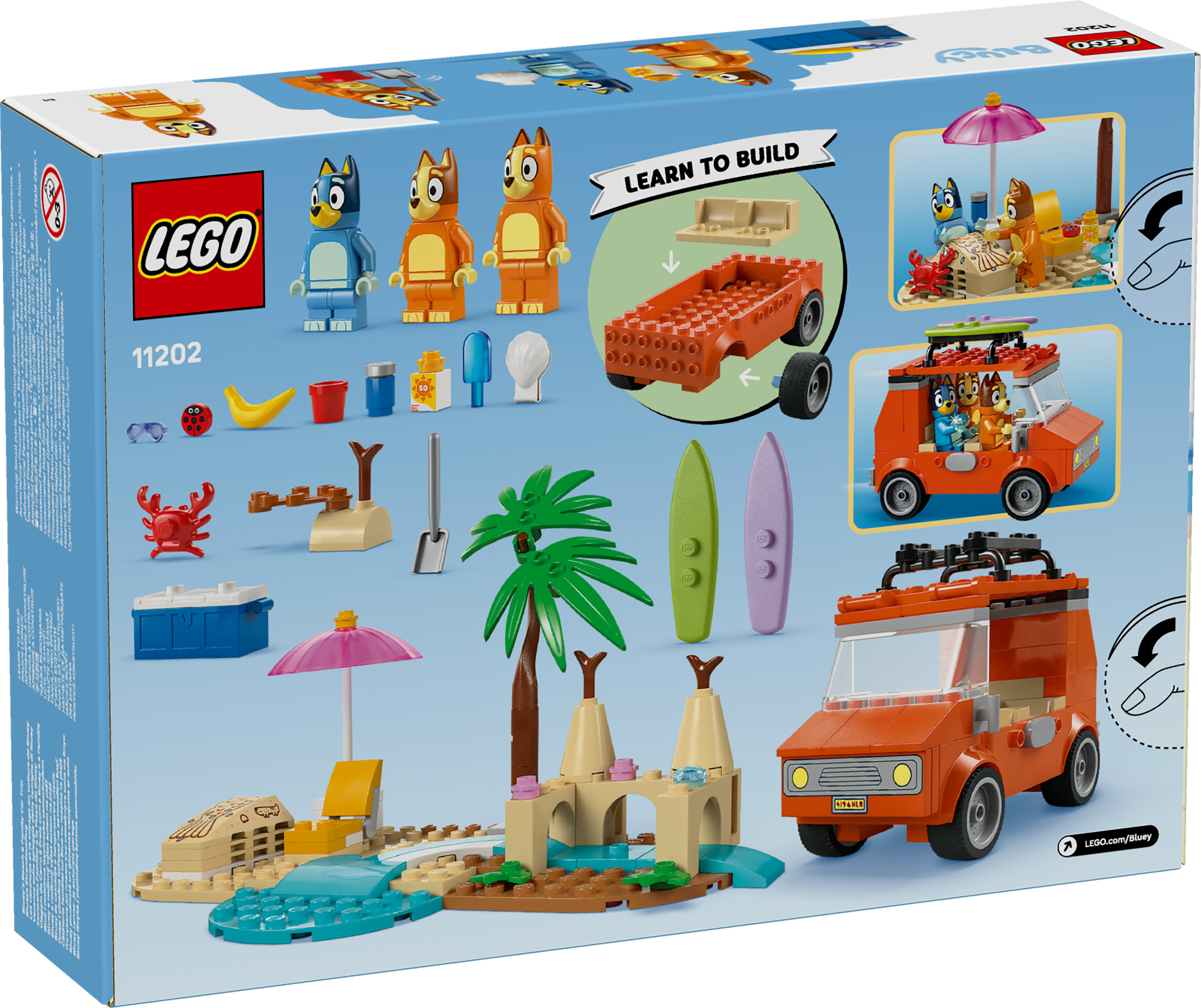 Boîte Lego avec personnages Bluey, voiture orange, scène de plage avec palmier et divers accessoires Lego.