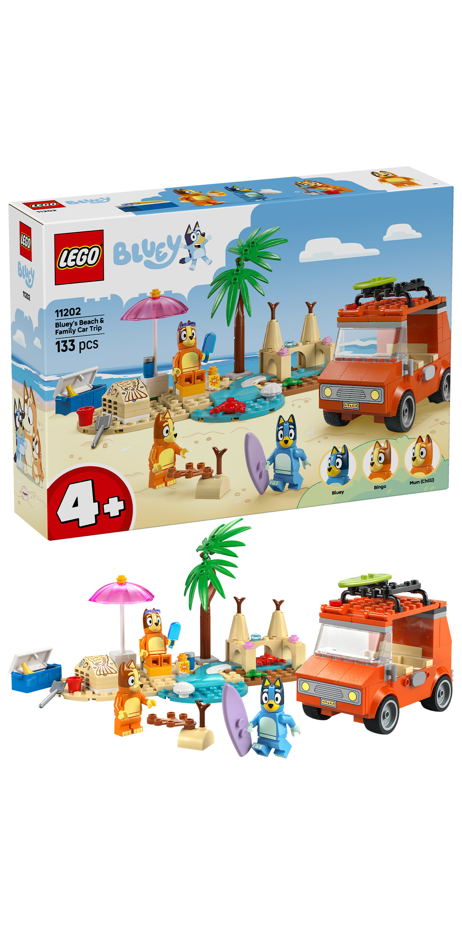 Ensemble LEGO Bluey. Comprend les figurines Bluey, Bingo et Maman Chilli, une voiture orange, une scène de plage avec parasol et palmier.