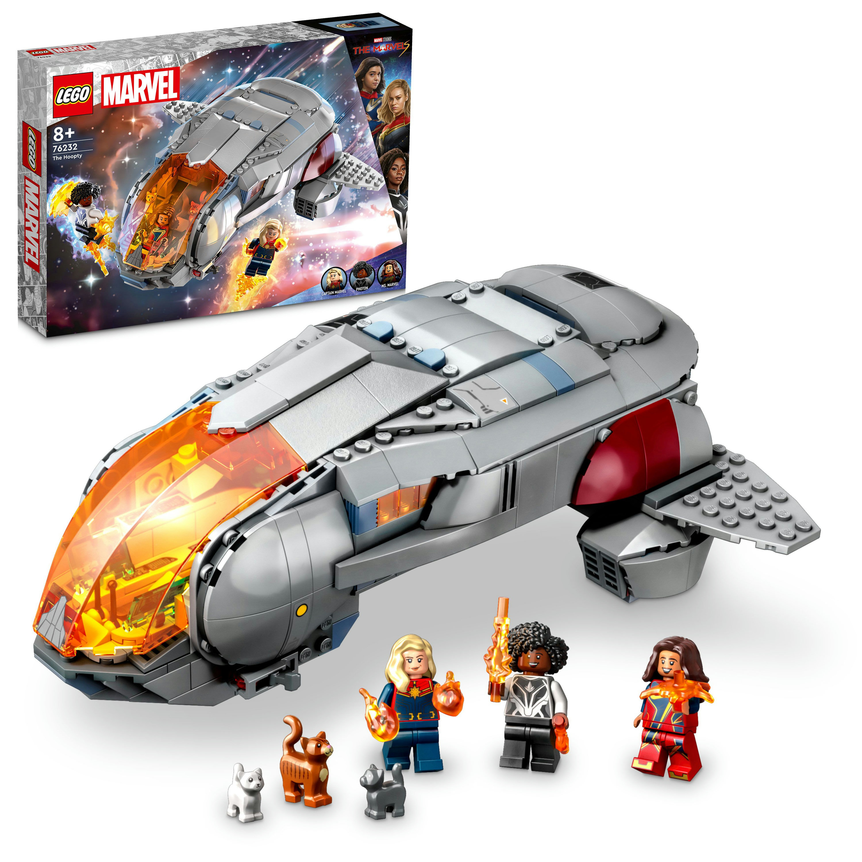Gri bir uzay gemisi, Marvel karakterleri ve üç küçük kedi figürü tasvir eden Lego seti. Arka planda bir kutu var.