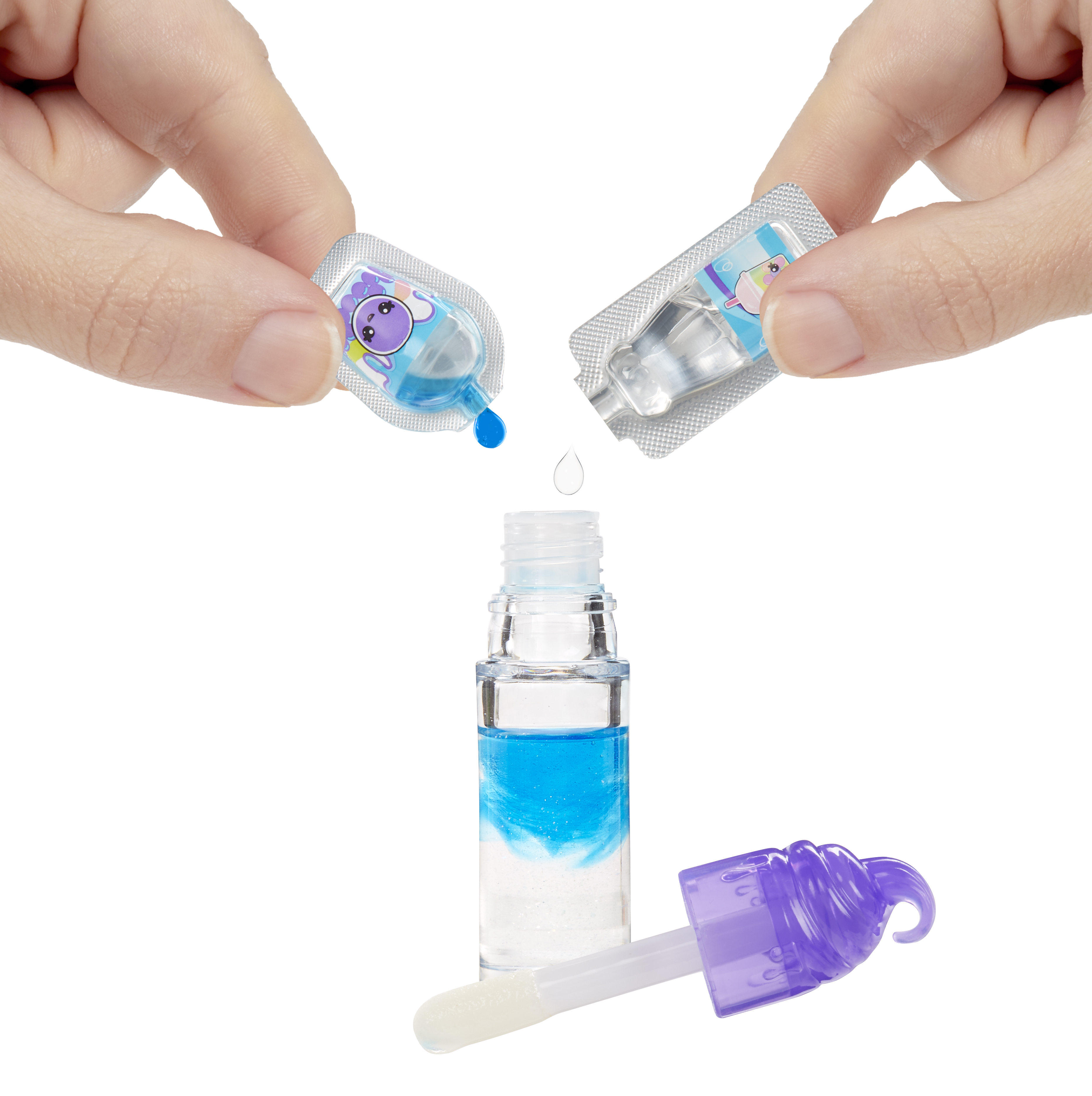 Dłonie trzymają dwie paczki z płynem, wlewając je do tubki błyszczyka. Obok tubki znajduje się fioletowy aplikator.