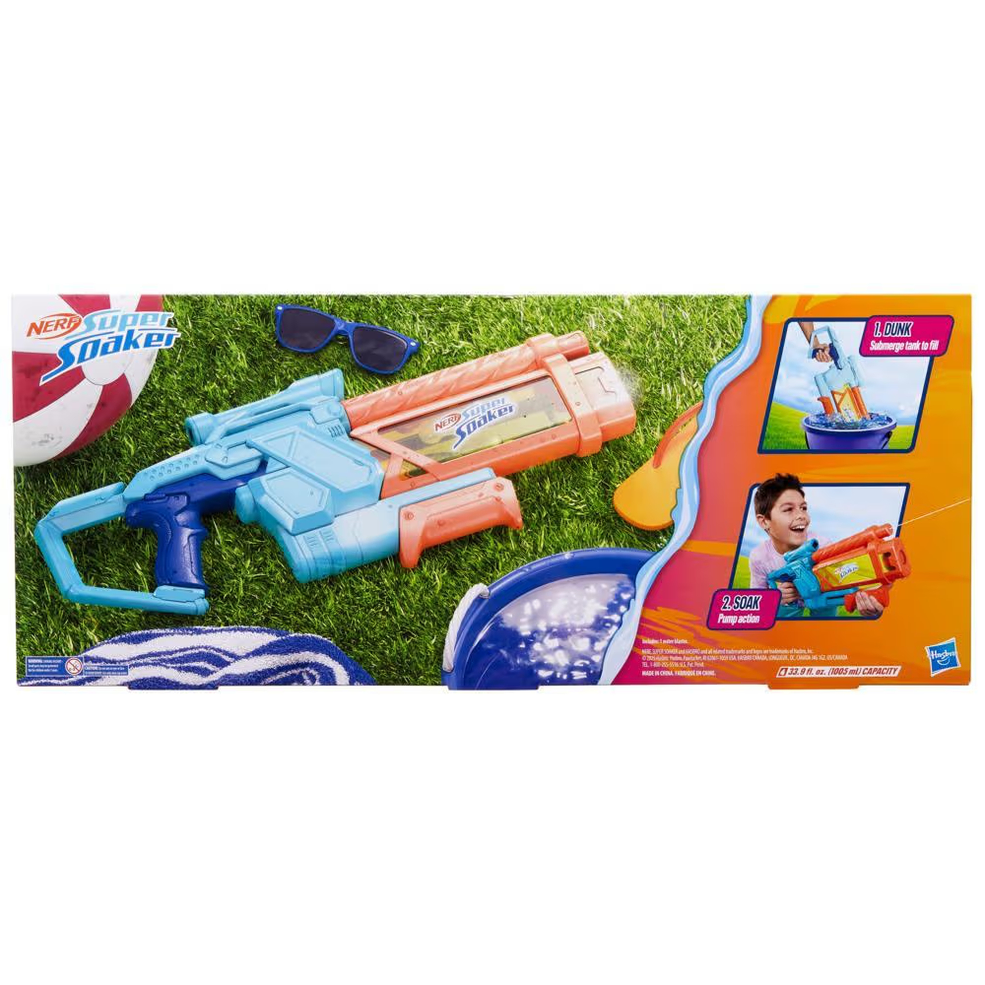 Nerf Super Soaker Wasserpistole, Sonnenbrille, Strandball und Handtuch auf Gras. Ein Diagramm zeigt Eintauchen und Einweichen.