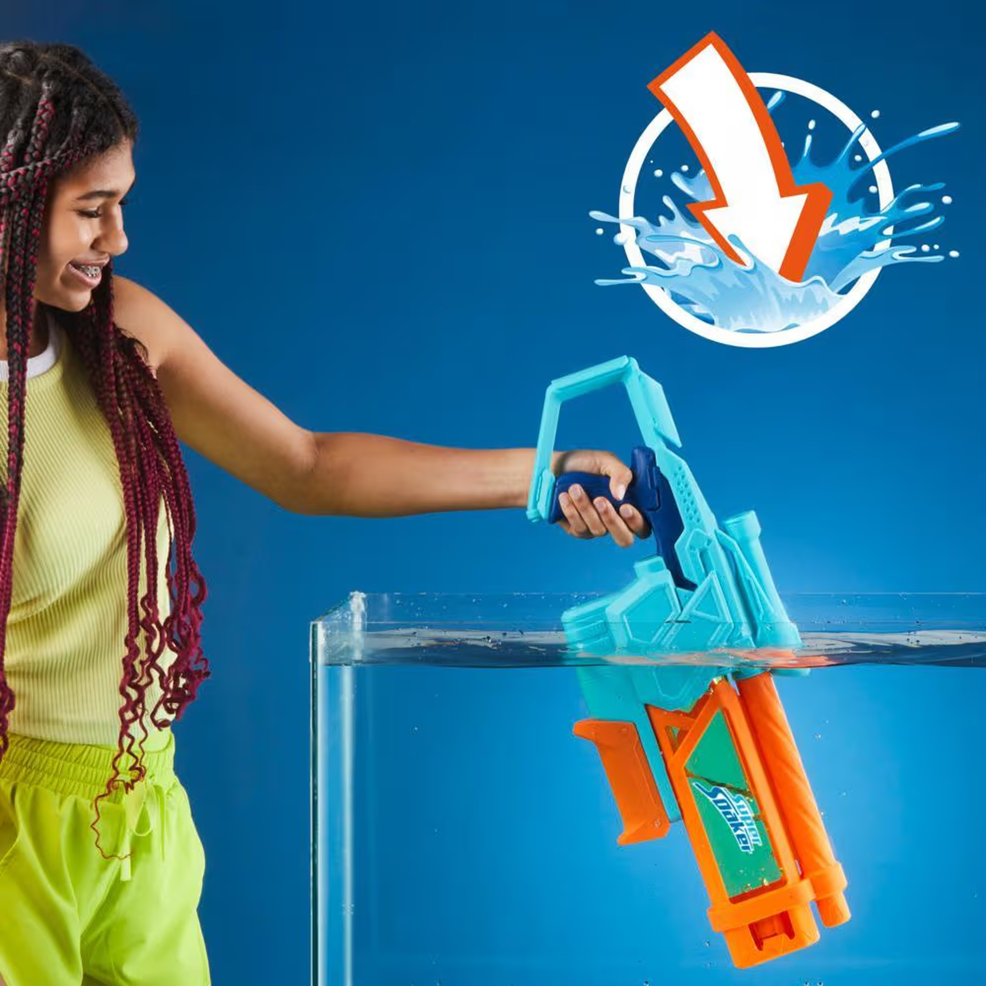 Ein Mädchen hält eine Wasserpistole im Wasser. Über ihr befindet sich ein Spritzsymbol. Sie trägt Gelb. Die Waffe ist blau und orange.