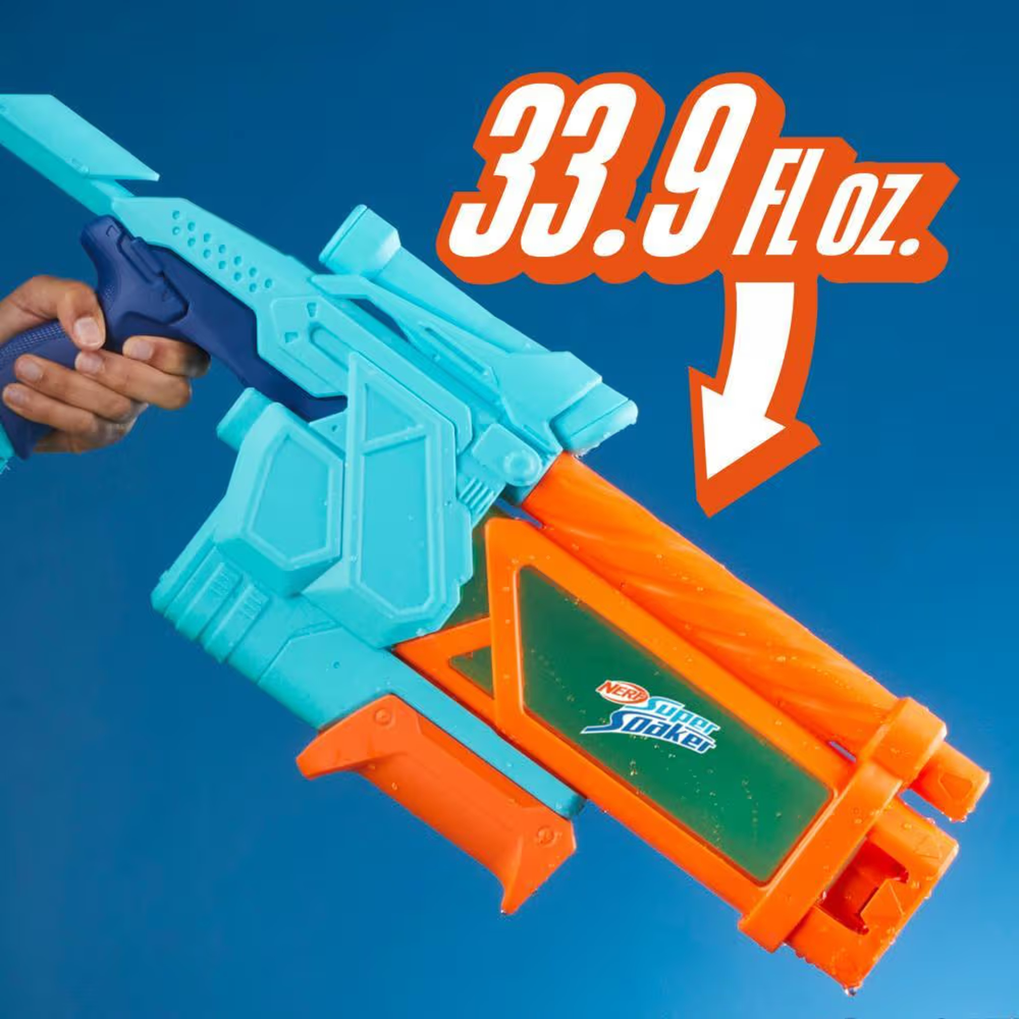 Eine blau-orangefarbene Wasserpistole wird von einer Hand gehalten. Sie hat ein 33,9 Fl Oz-Etikett und einen nach unten zeigenden Pfeil.
