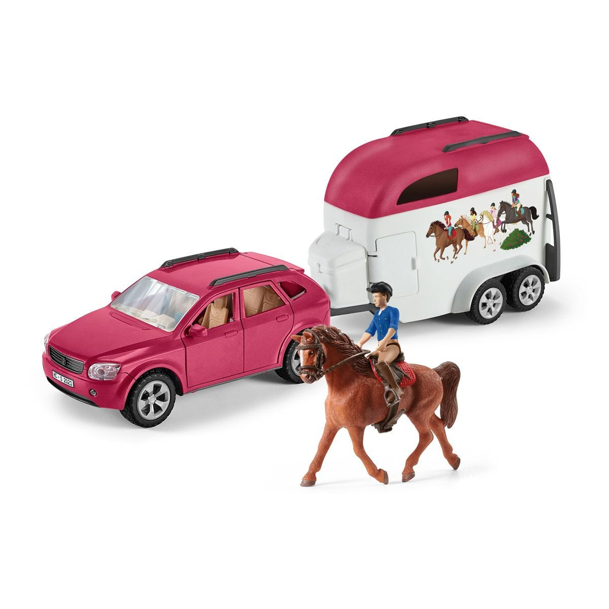 Un'auto giocattolo rosa traina un rimorchio per cavalli. Un cavaliere è su un cavallo marrone. Il rimorchio ha immagini di cavalli.