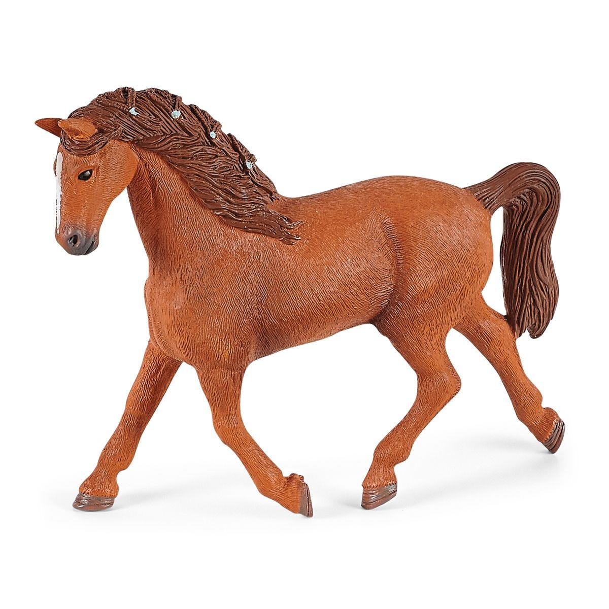 Una statuetta di cavallo marrone con criniera e coda fluenti. È in posa mentre cammina, con texture dettagliate e sfondo bianco.